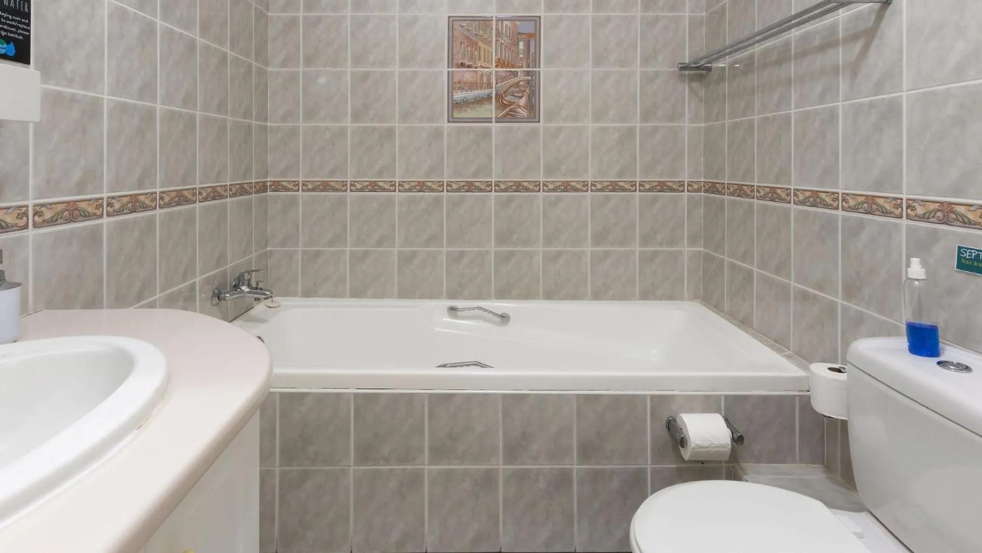 Toilet in Fly Me To The Moon Guesthouse