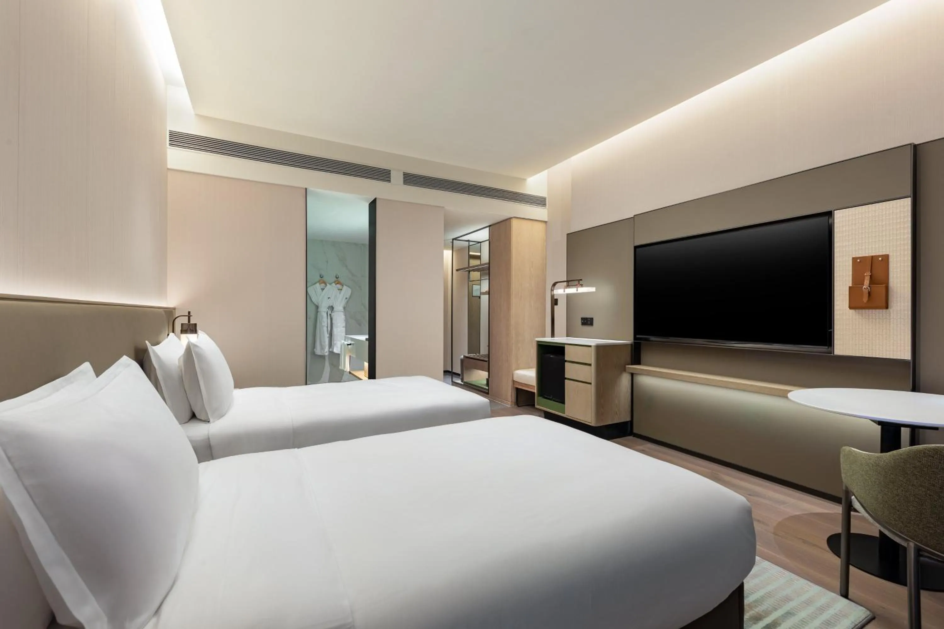 Photo of the whole room, Bed in Holiday Inn Xianyang Shuangzhao Lake by IHG