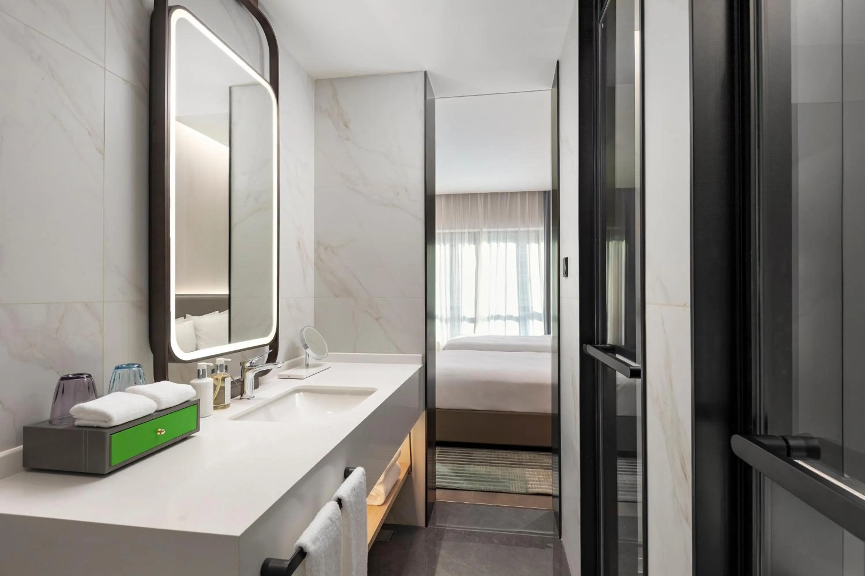 Photo of the whole room, Bed in Holiday Inn Xianyang Shuangzhao Lake by IHG