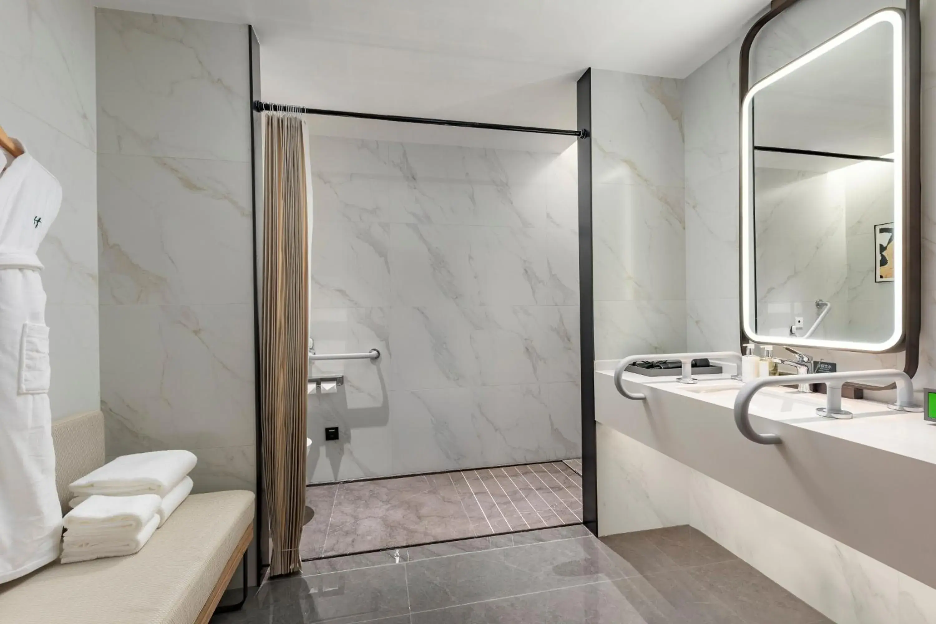 Standard King Room with Single Sofa Bed - Accessible in Holiday Inn Xianyang Shuangzhao Lake by IHG Standard King Room with Single Sofa Bed - Accessible in Holiday Inn Xianyang Shuangzhao Lake by IHG