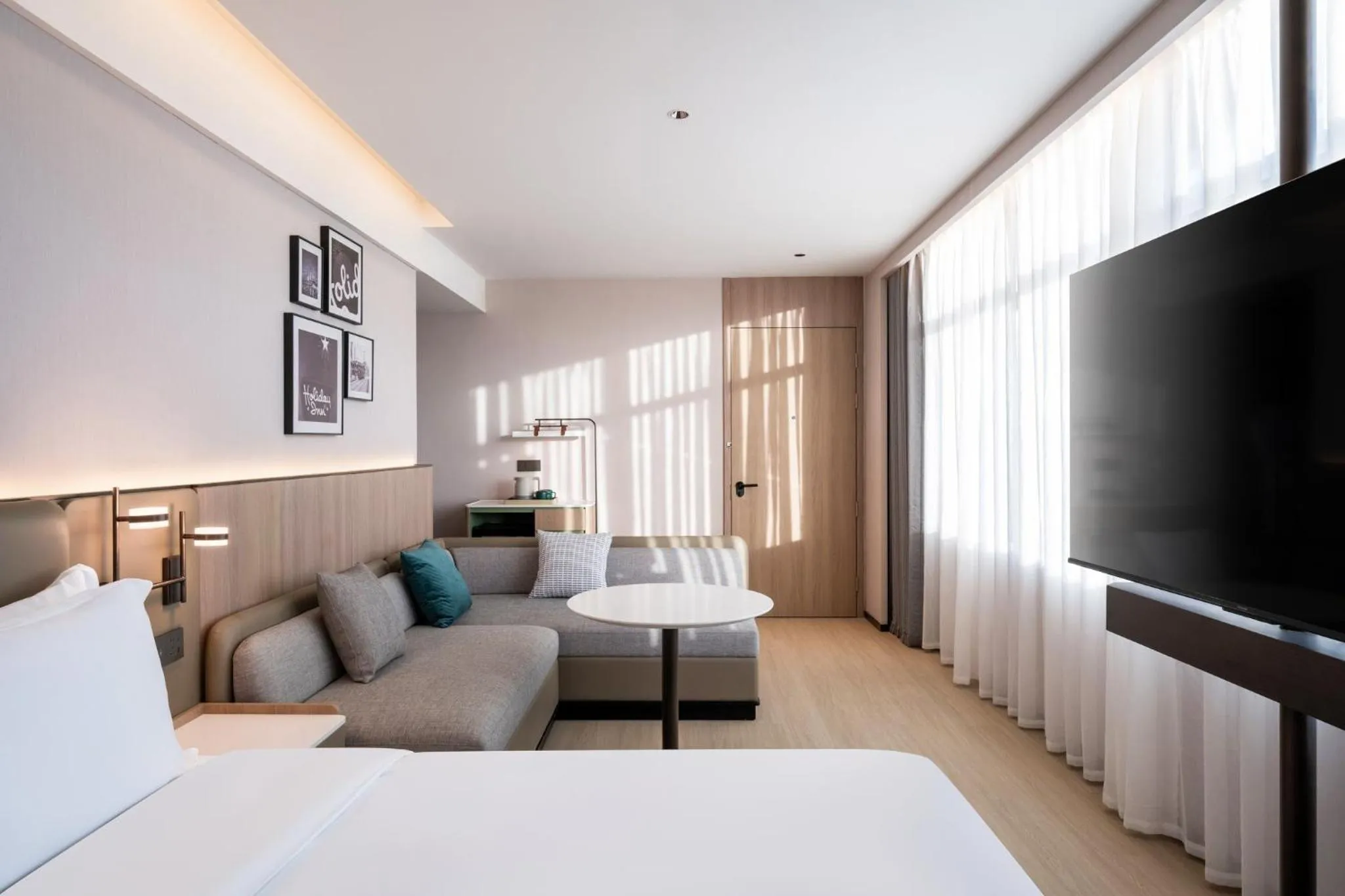 Photo of the whole room, Bed in Holiday Inn Shanghai Tourism Zone by IHG