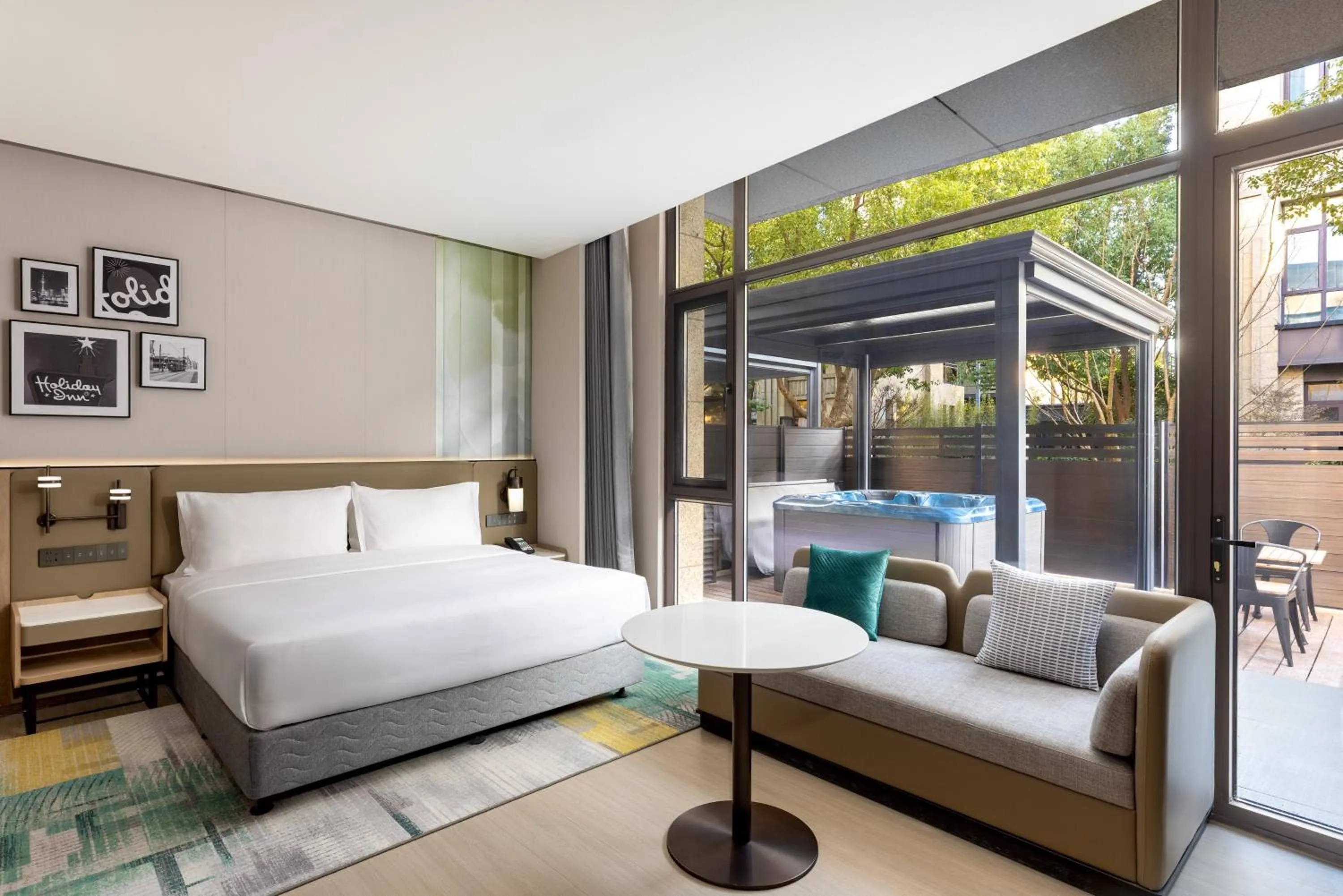 Photo of the whole room, Bed in Holiday Inn Shanghai Tourism Zone by IHG