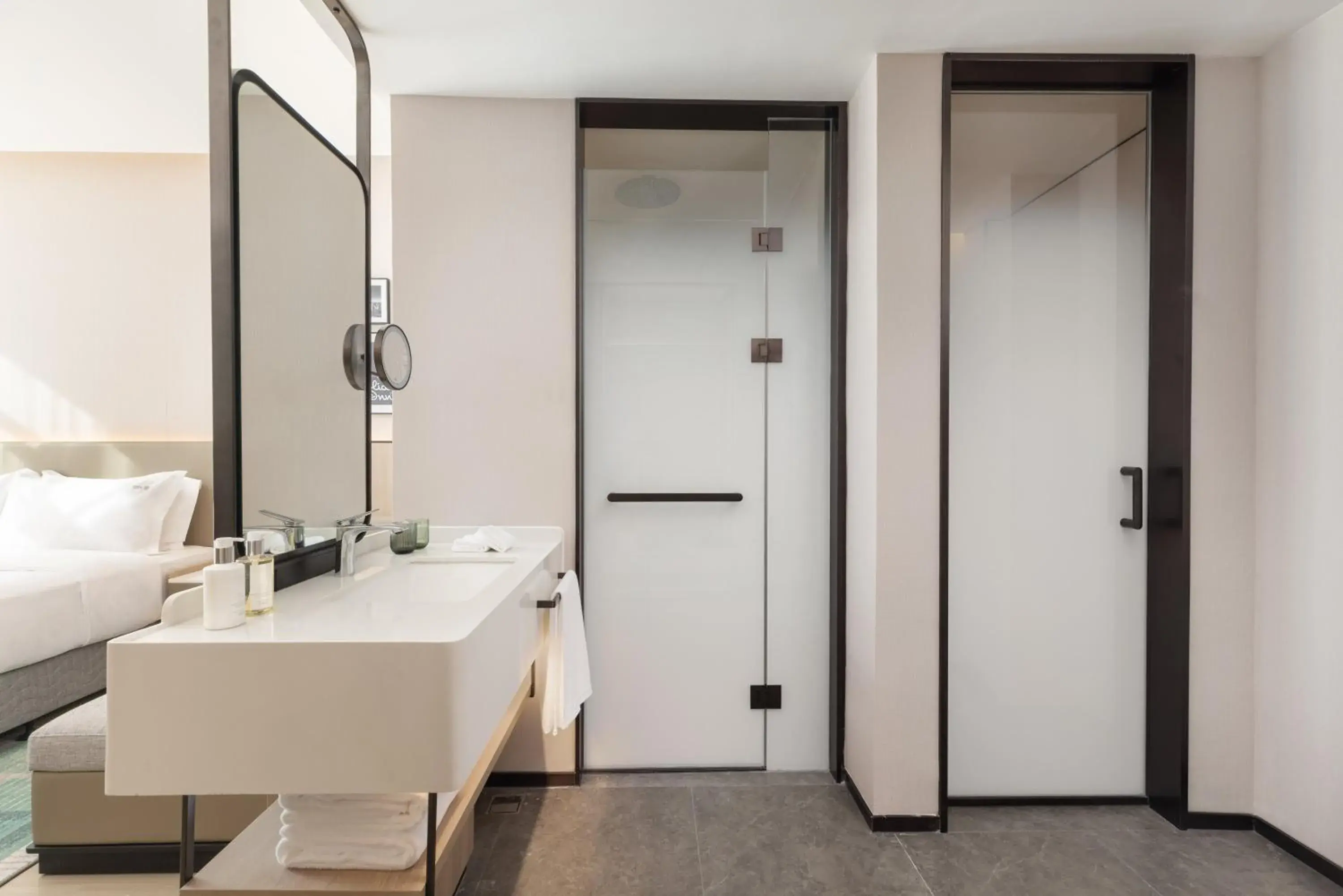 Standard King Room in Holiday Inn Shanghai Tourism Zone by IHG Standard King Room in Holiday Inn Shanghai Tourism Zone by IHG