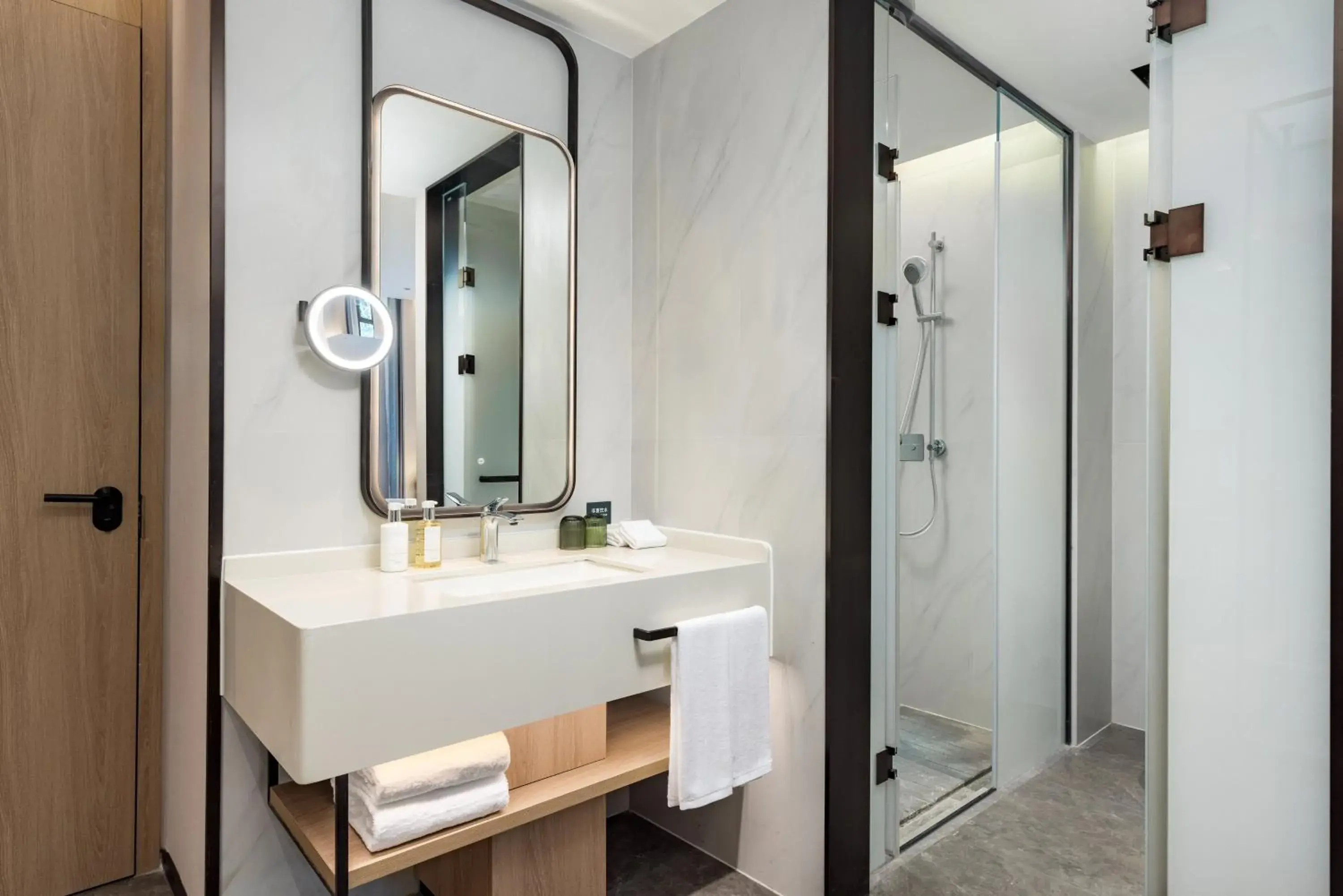 Standard Double Room with Two Double Beds in Holiday Inn Shanghai Tourism Zone by IHG Standard Double Room with Two Double Beds in Holiday Inn Shanghai Tourism Zone by IHG