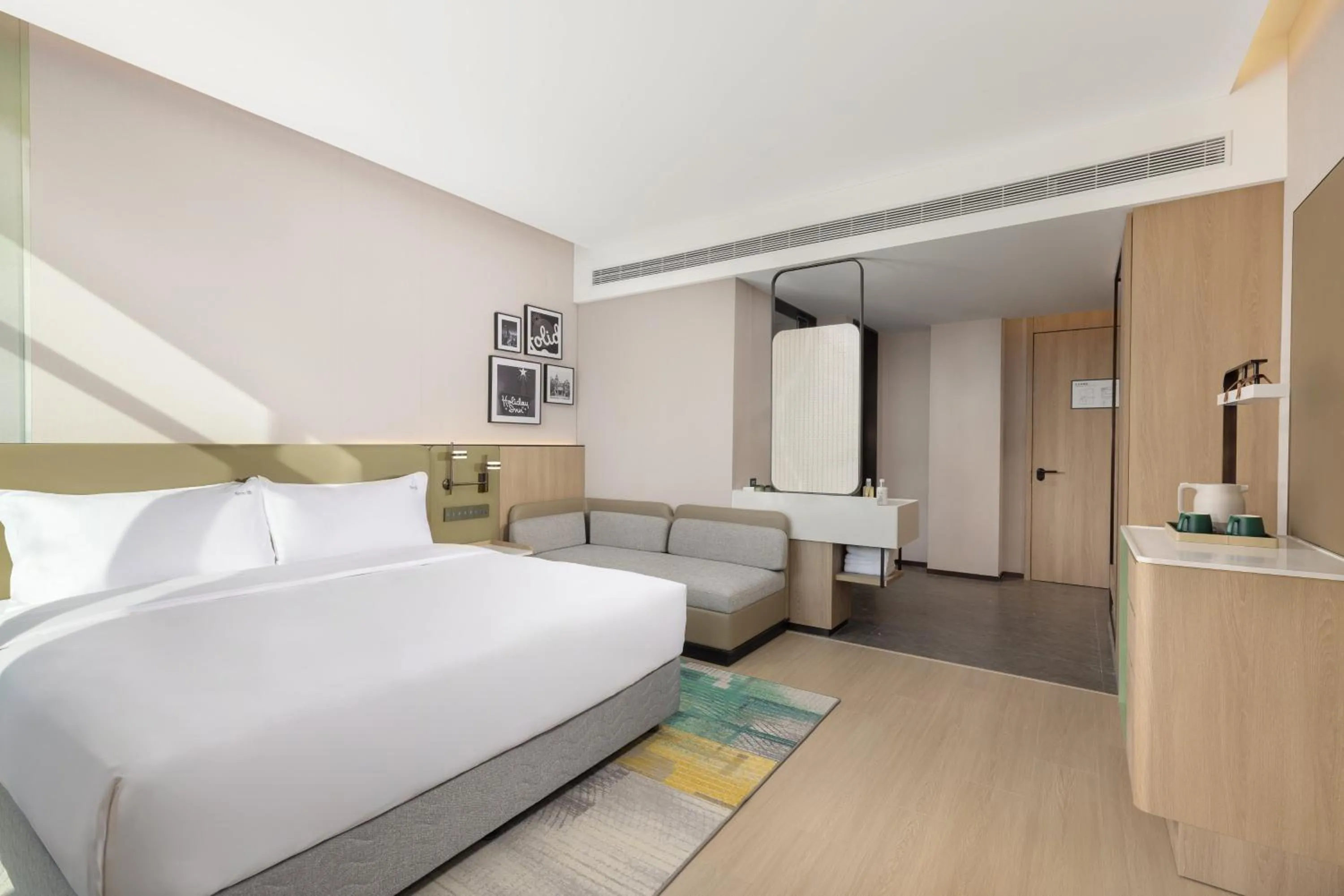 Photo of the whole room, Bed in Holiday Inn Shanghai Tourism Zone by IHG
