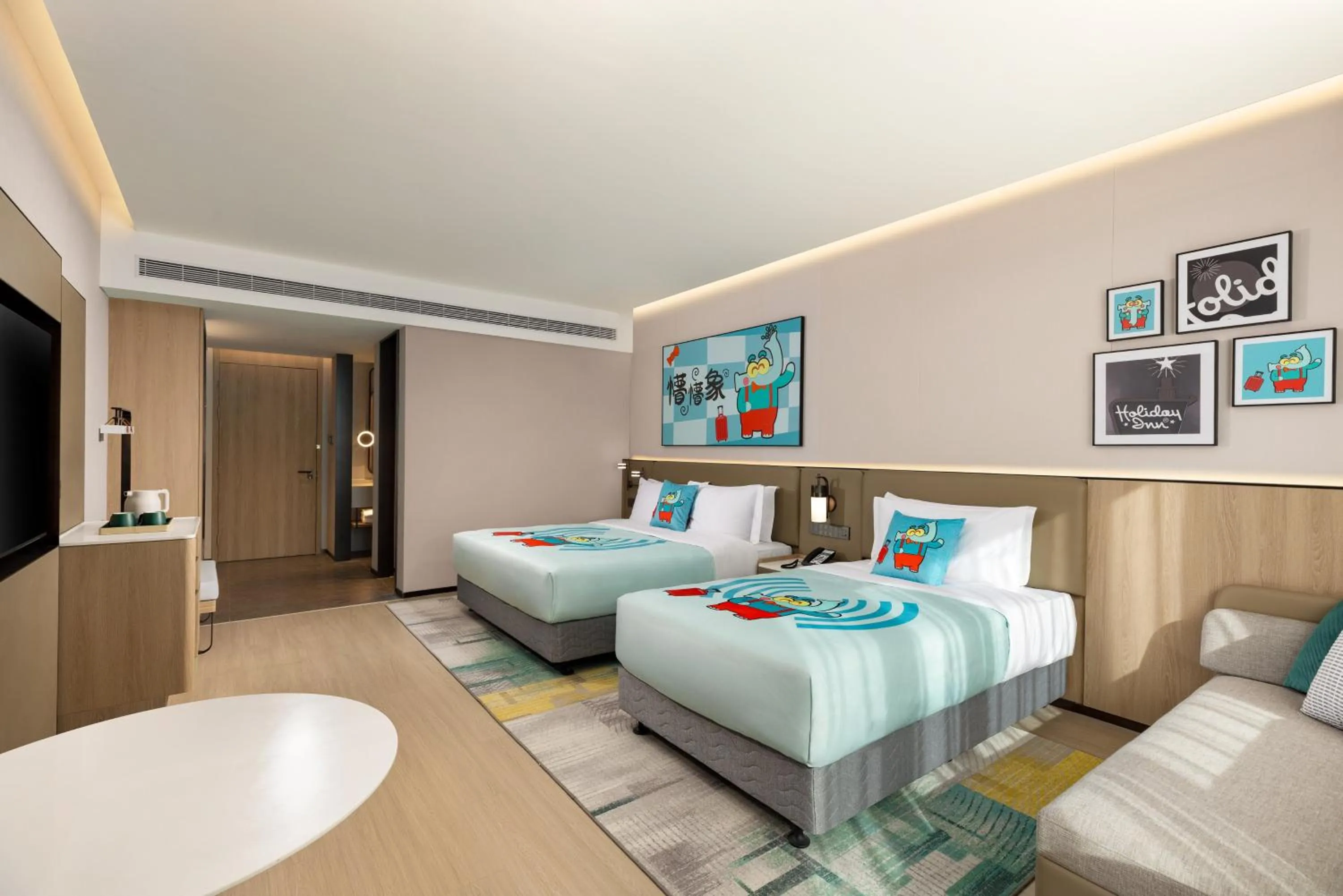 Photo of the whole room, Bed in Holiday Inn Shanghai Tourism Zone by IHG