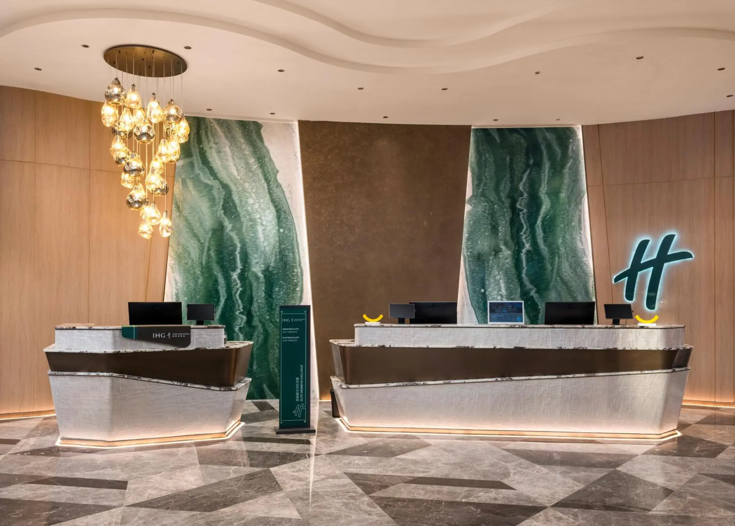 Lobby or reception in Holiday Inn Qingdao CBD by IHG Lobby or reception in Holiday Inn Qingdao CBD by IHG