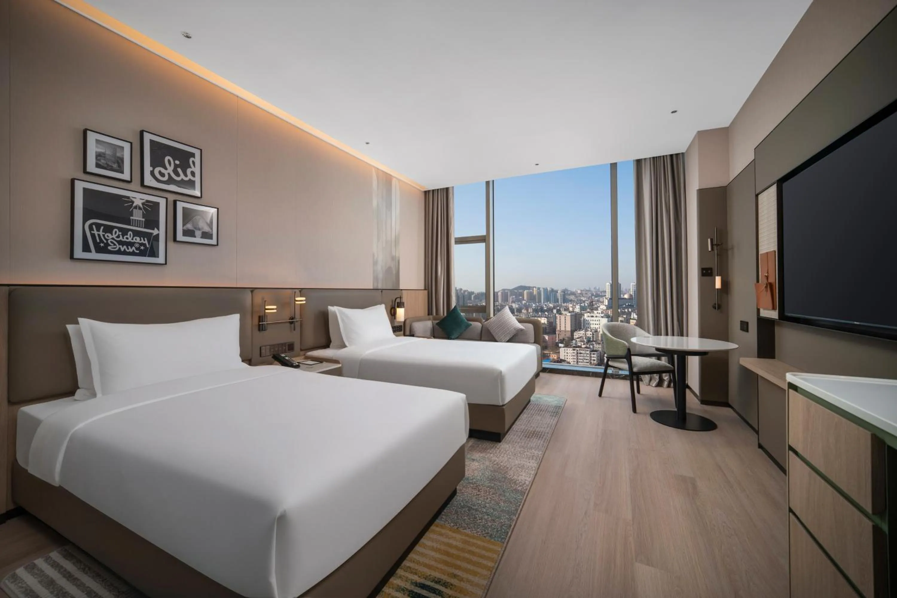 Photo of the whole room, Bed in Holiday Inn Qingdao CBD by IHG