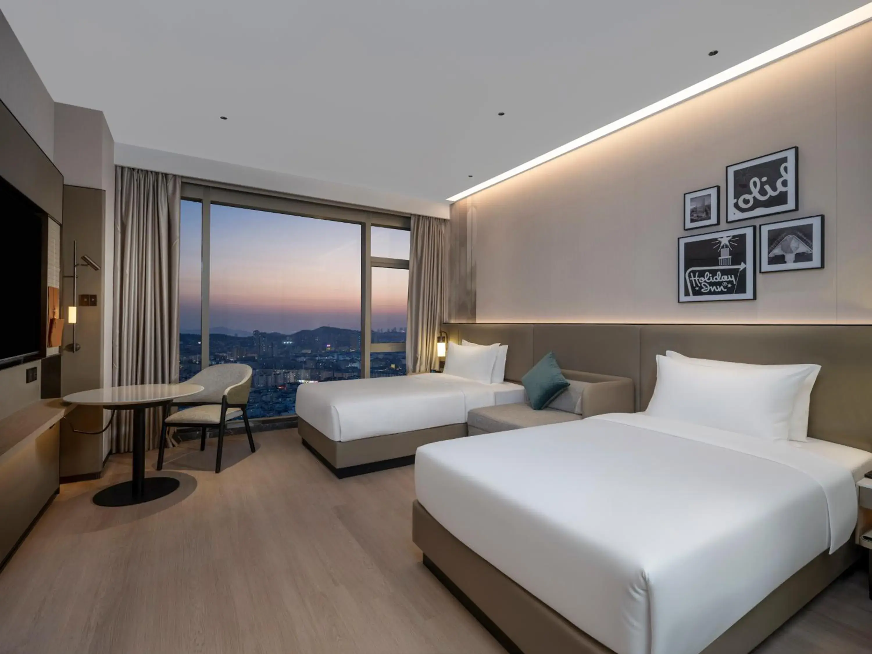 Double Room with Two Double Beds - Mobility Accessible in Holiday Inn Qingdao CBD by IHG Double Room with Two Double Beds - Mobility Accessible in Holiday Inn Qingdao CBD by IHG