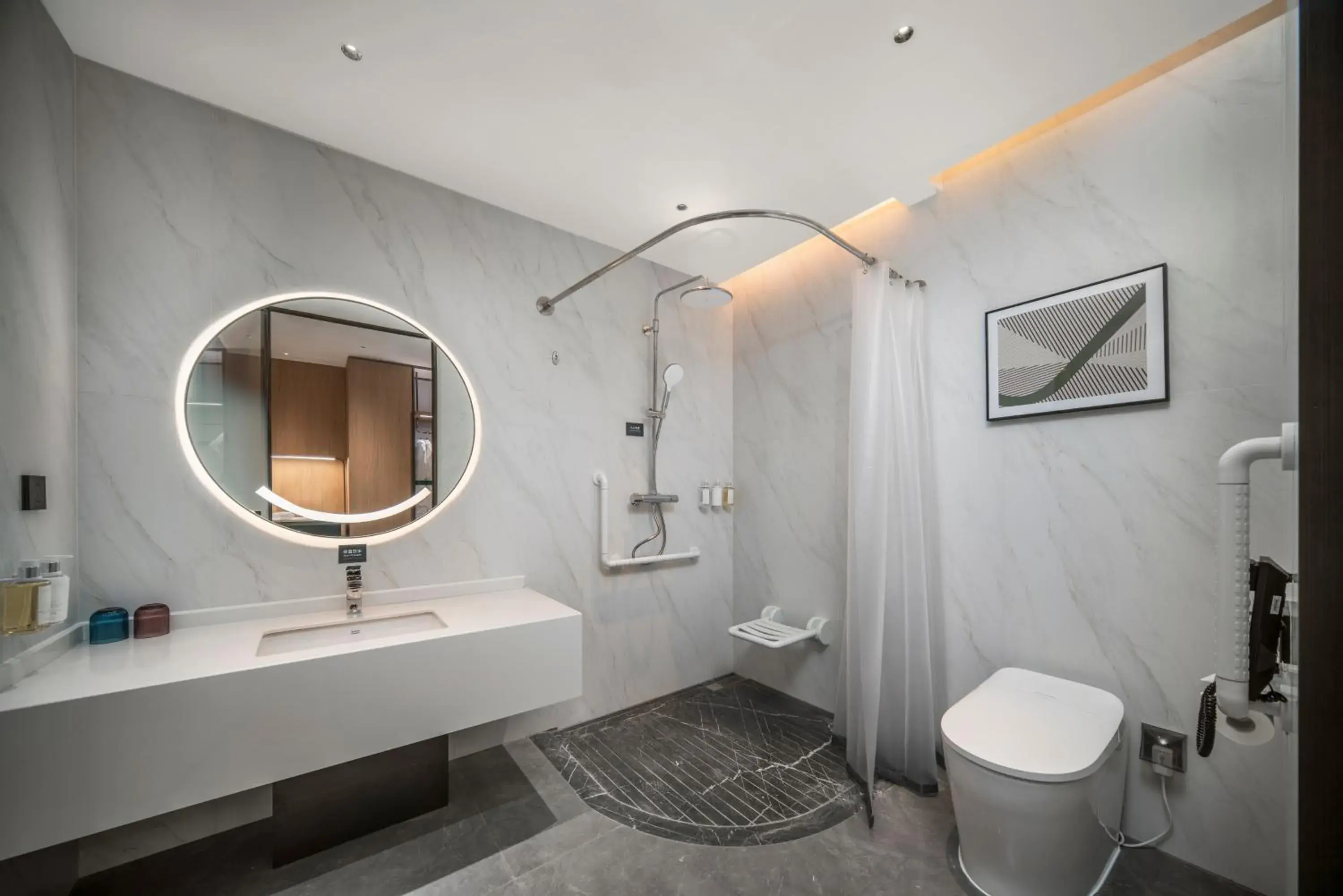 Double Room with Two Double Beds - Mobility Accessible in Holiday Inn Qingdao CBD by IHG Double Room with Two Double Beds - Mobility Accessible in Holiday Inn Qingdao CBD by IHG