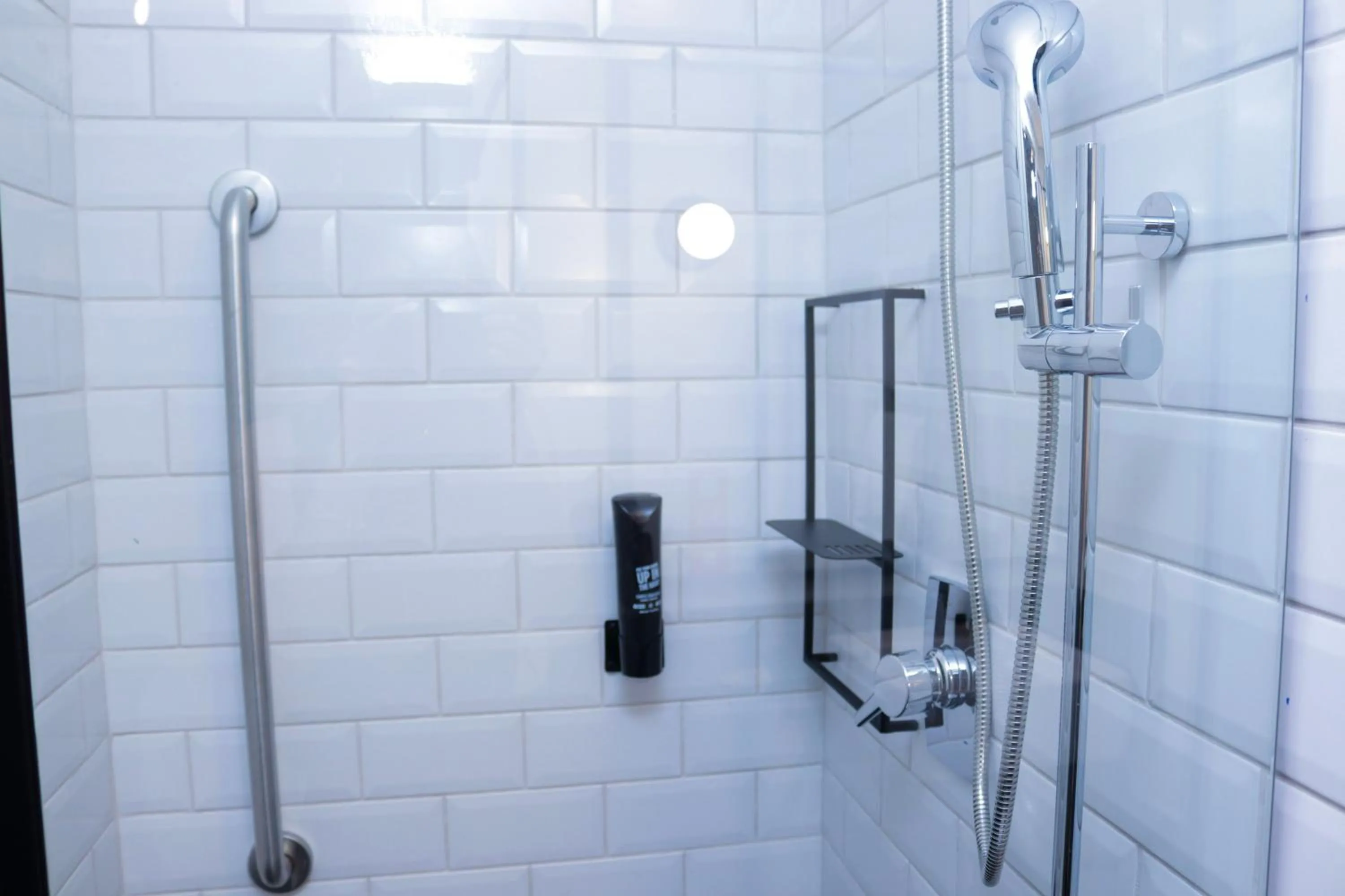 Shower in ibis Primavera do Leste