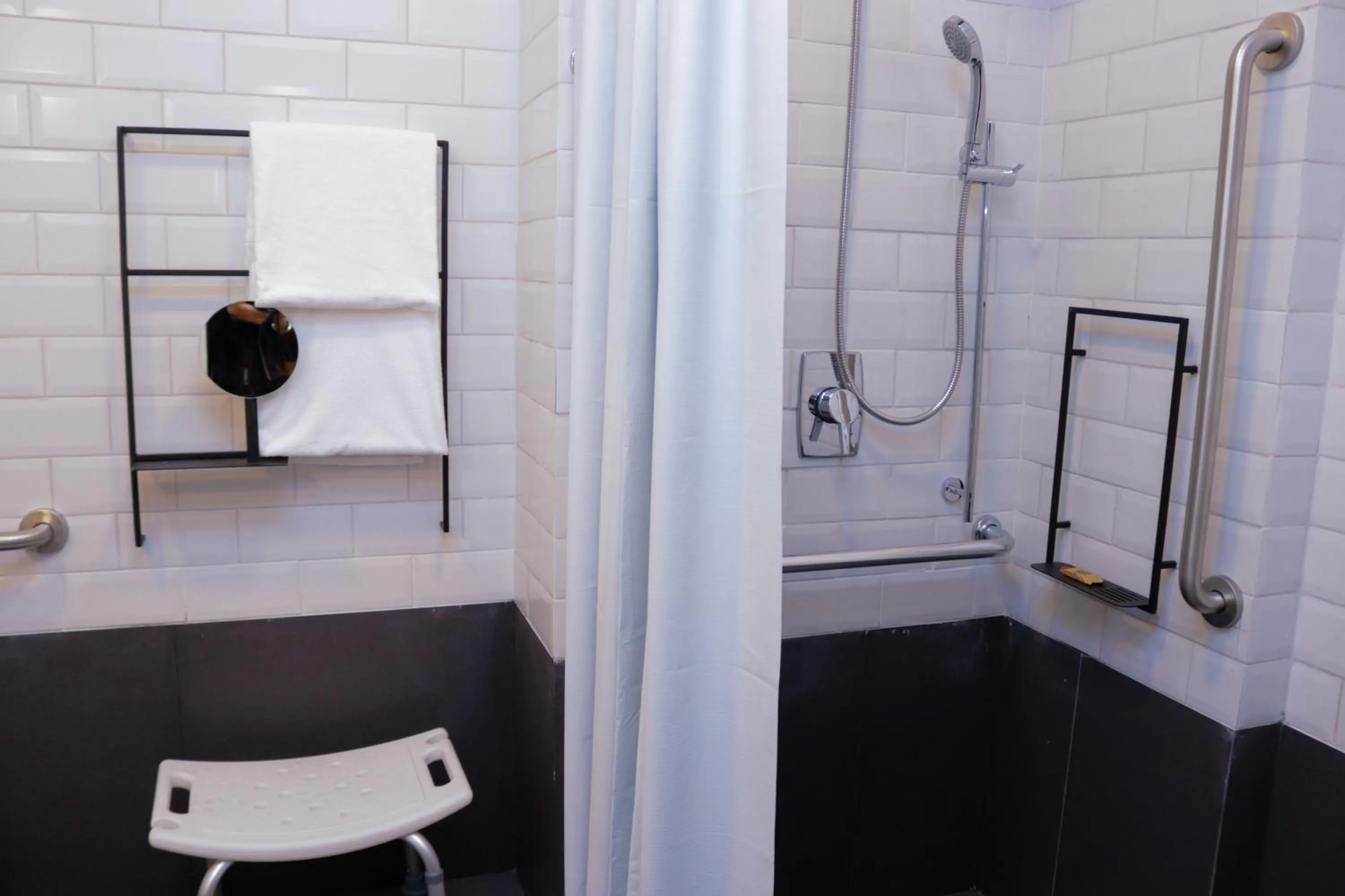 Shower in ibis Primavera do Leste