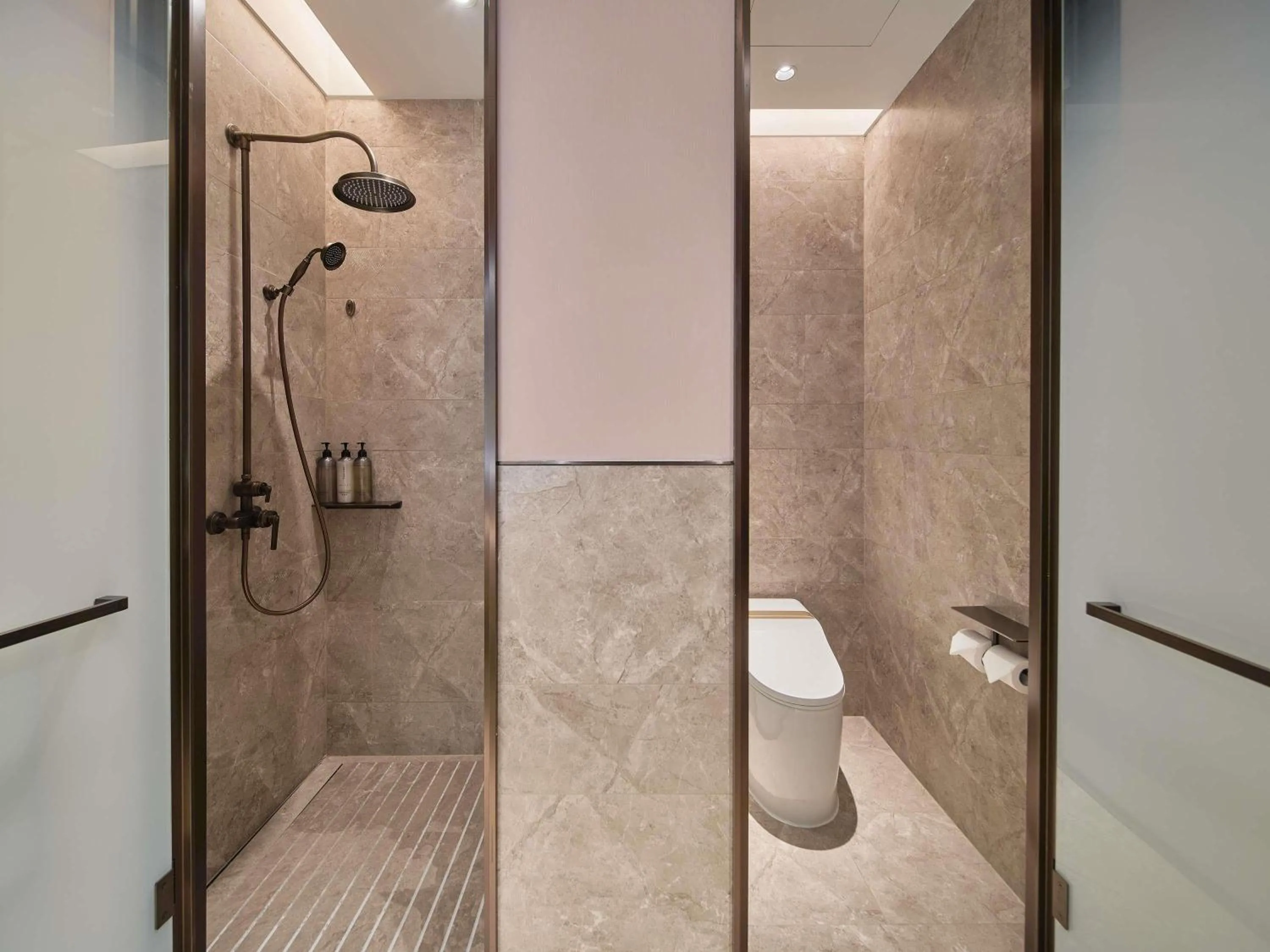 Standard Queen Room in Mercure Beijing Universal Resort