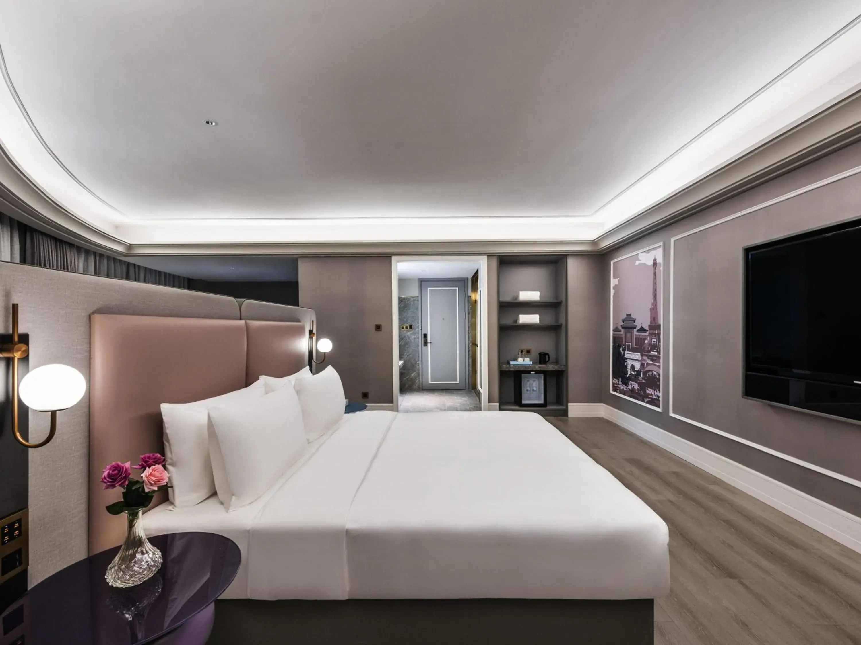 Lake Deluxe King Room in Mercure Nanjing South Railway Station Lake Deluxe King Room in Mercure Nanjing South Railway Station