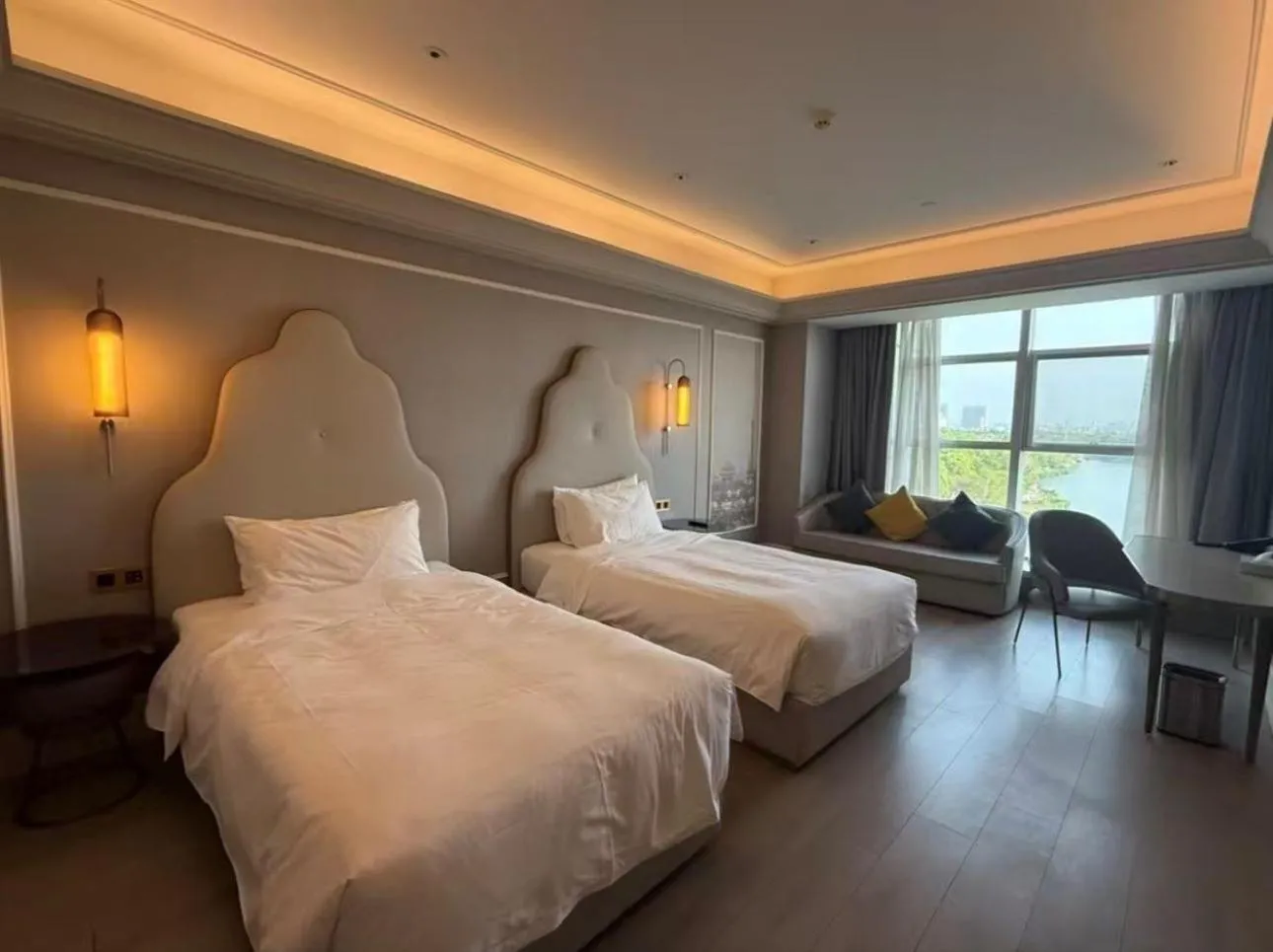 Seating area, Bed in Mercure Nanjing South Railway Station