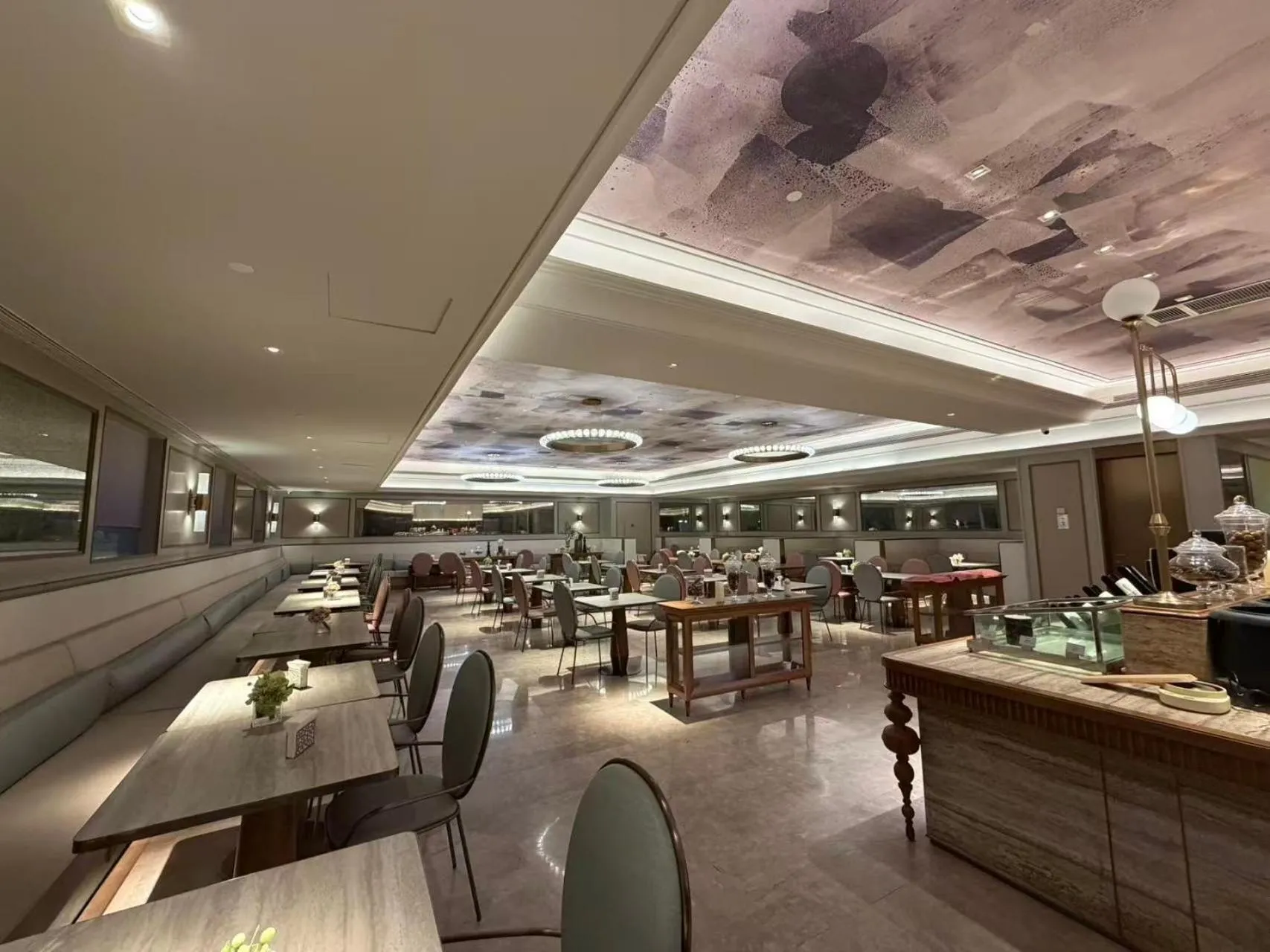 Restaurant/places to eat in Mercure Nanjing South Railway Station