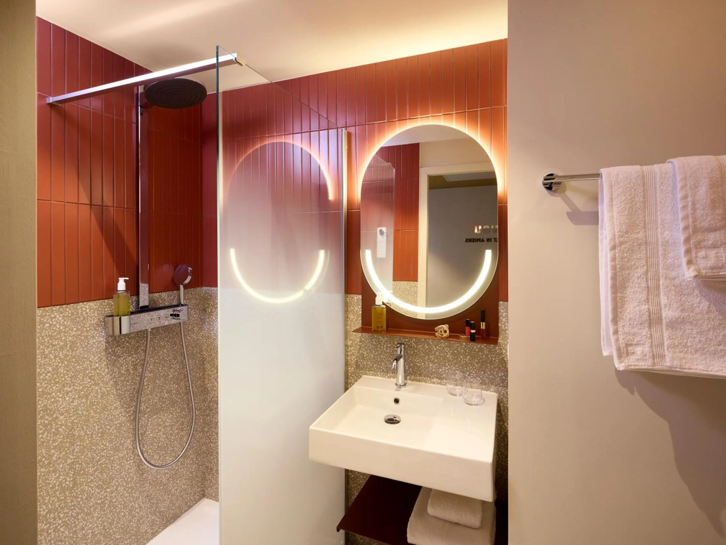 Shower in You Hotel Amiens - Handwritten Collection