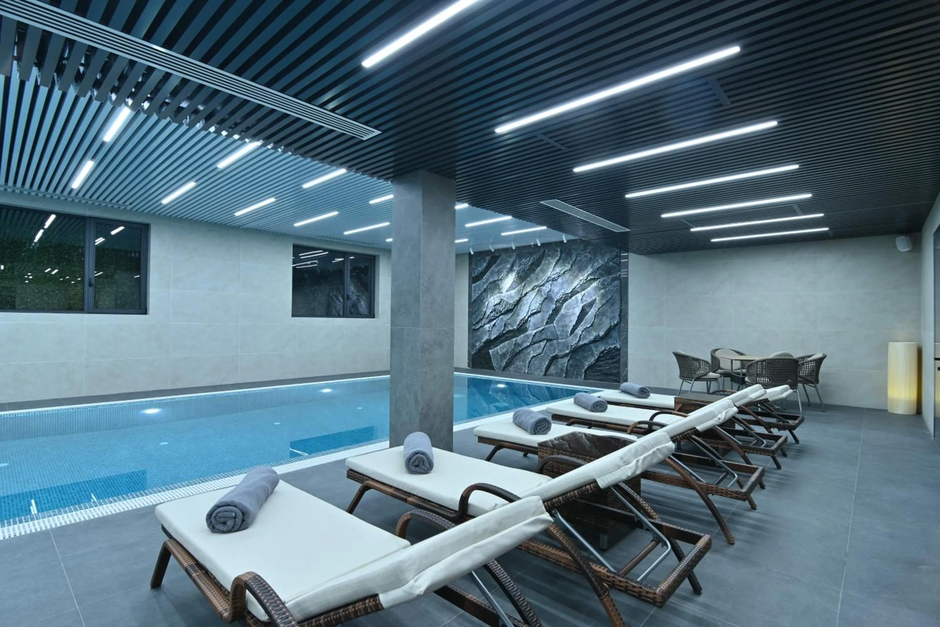 Swimming pool in Mercure Tashkent North