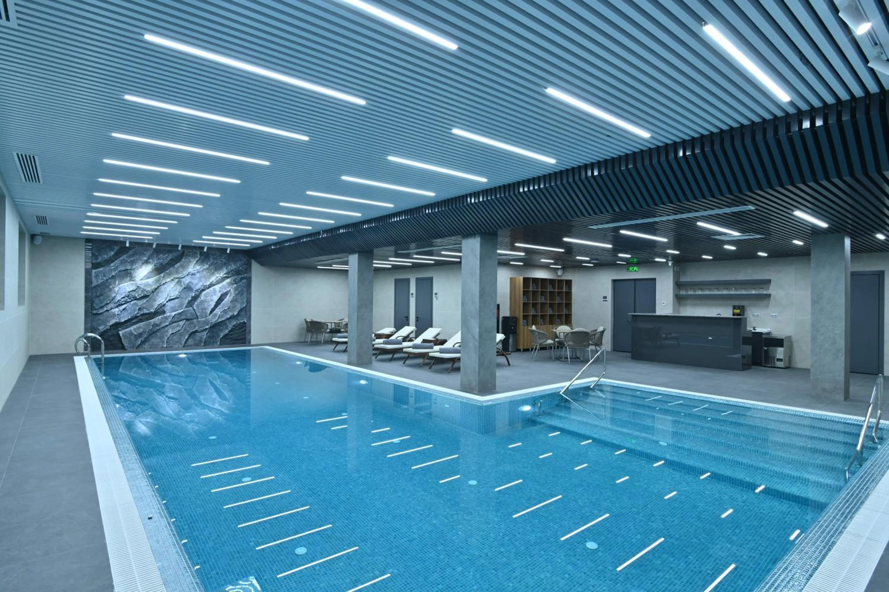 Swimming pool in Mercure Tashkent North