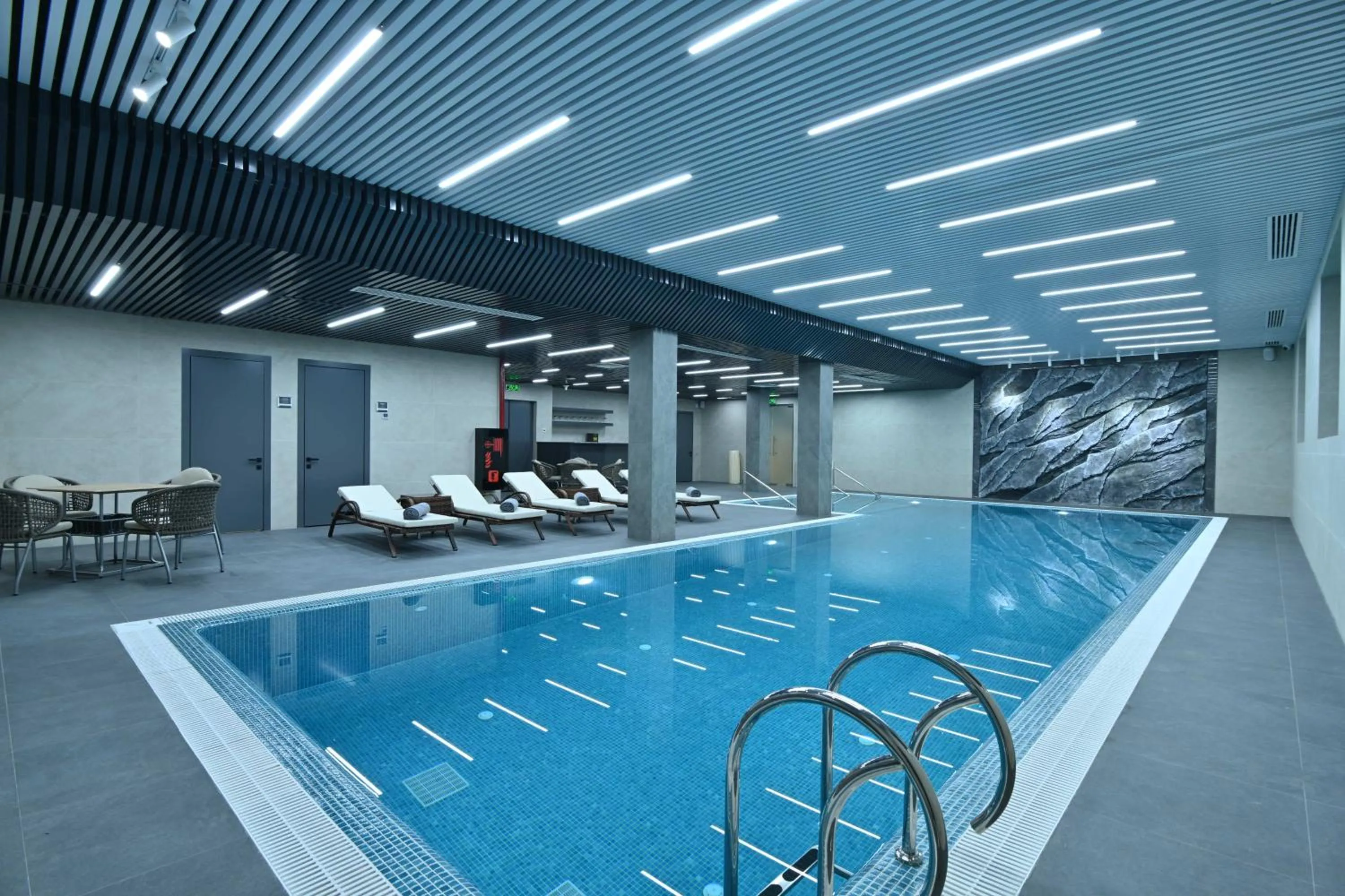 Swimming pool in Mercure Tashkent North