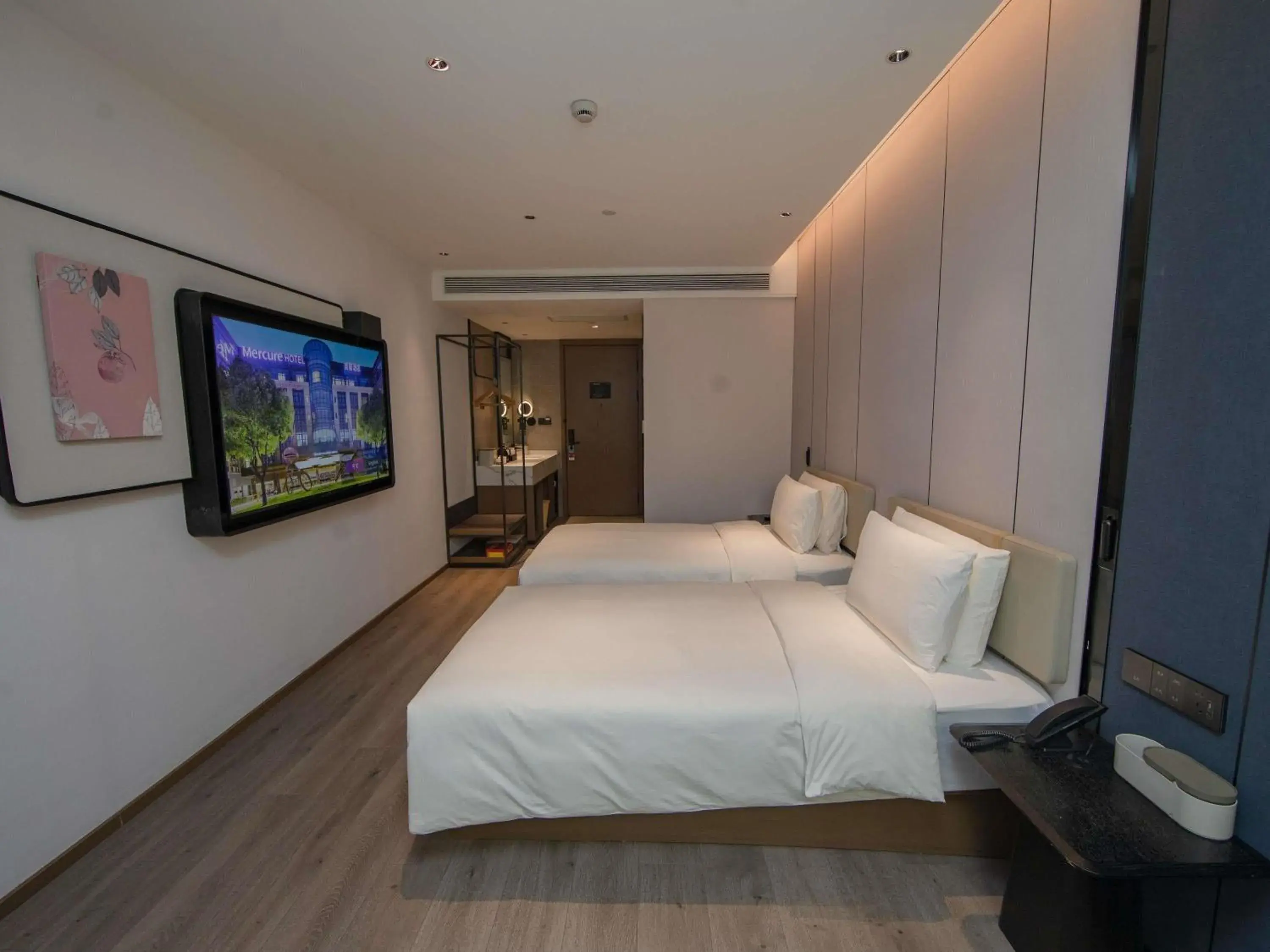 Deluxe Twin Room - single occupancy in Mercure Shanghai Lujiazui Financial Center Deluxe Twin Room - single occupancy in Mercure Shanghai Lujiazui Financial Center