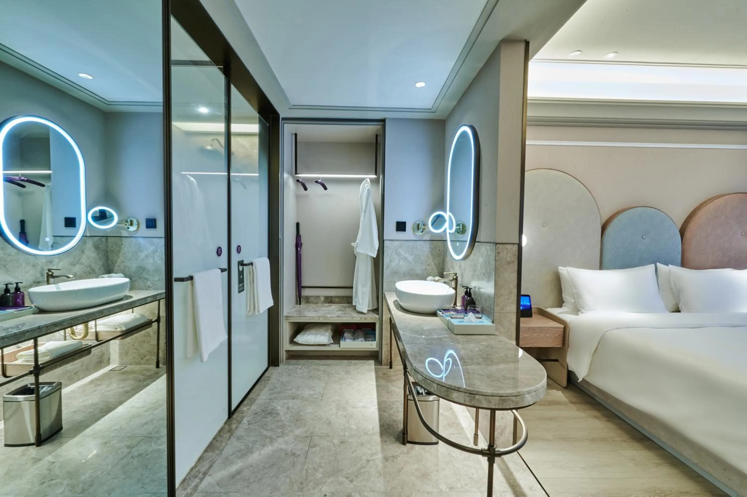 Bathroom, Bed in Mercure Lanzhou West