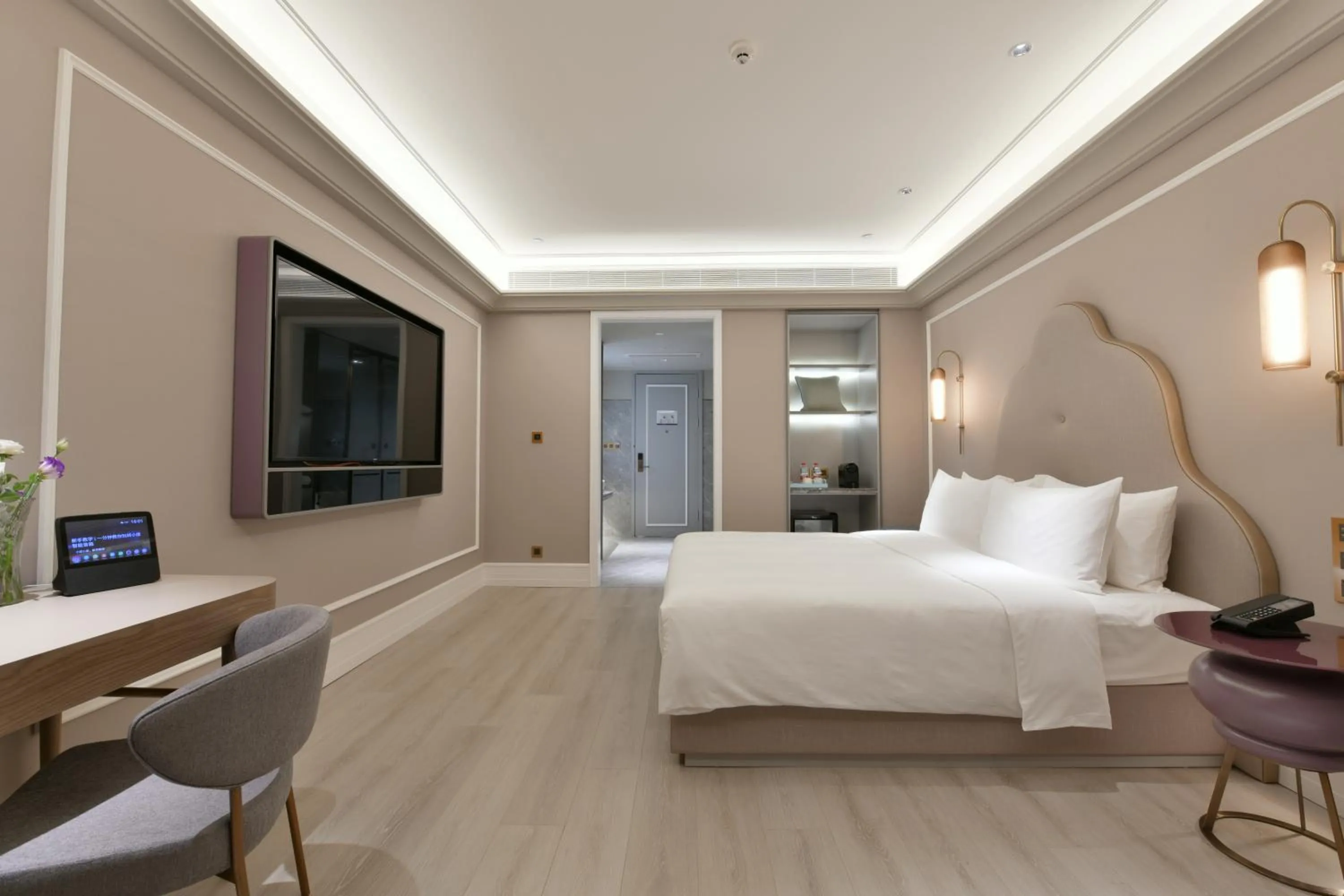 Bed in Mercure Anshun Railway Station
