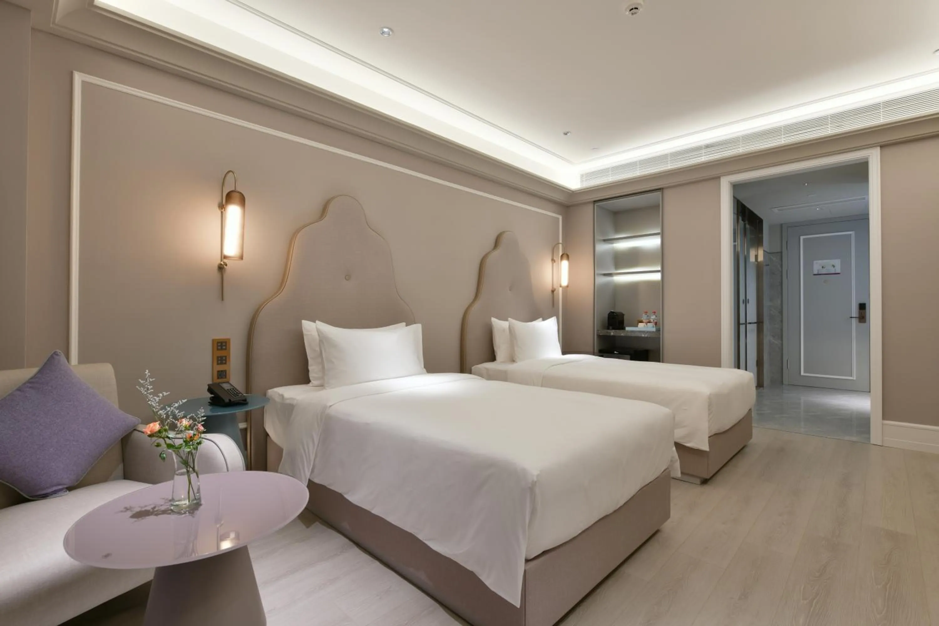 Bed in Mercure Anshun Railway Station