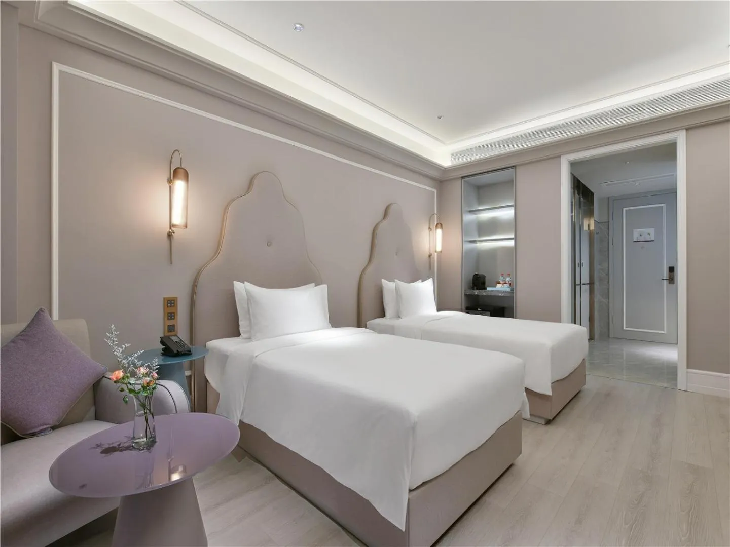 Bed in Mercure Anshun Railway Station