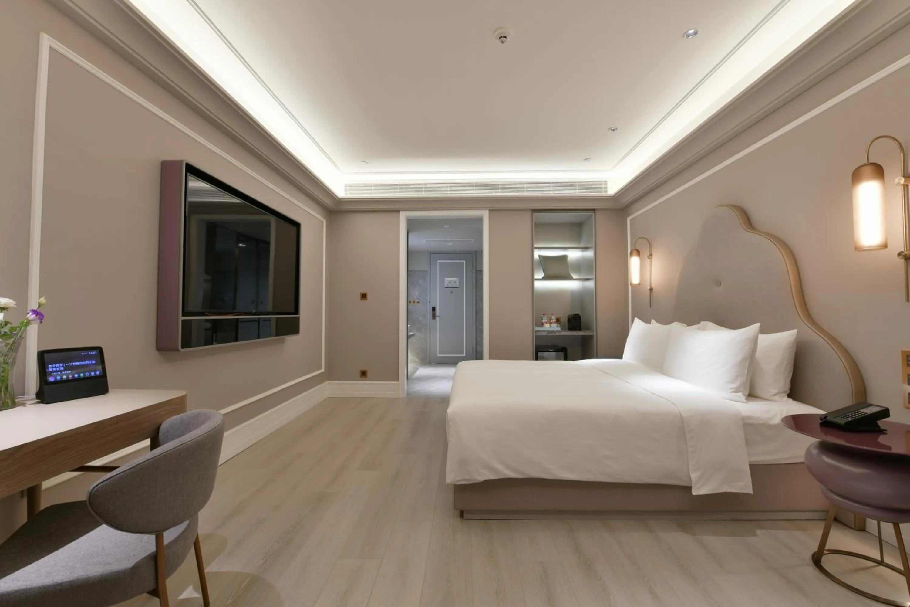 Bed in Mercure Anshun Railway Station