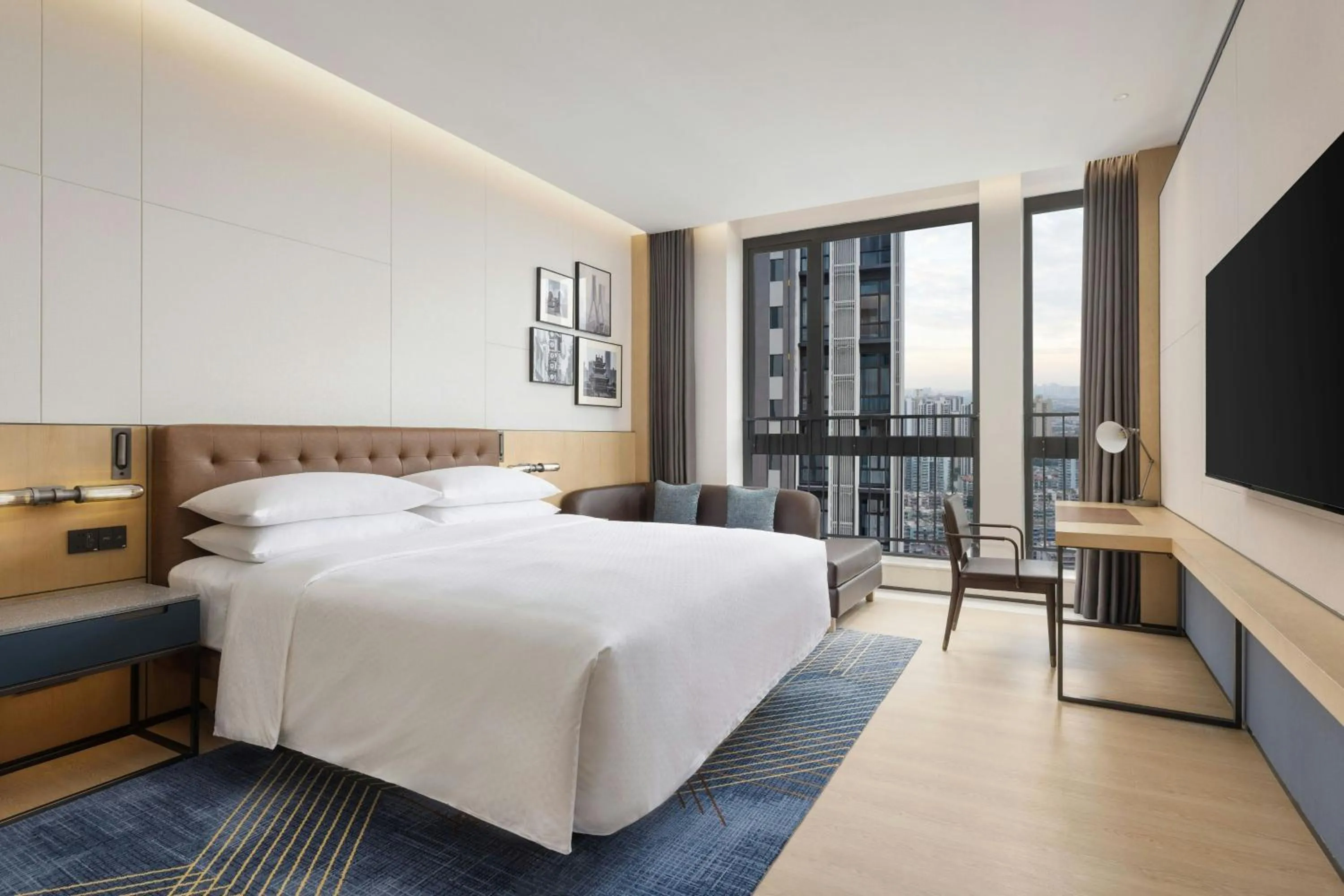 Photo of the whole room, Bed in Four Points by Sheraton Guangzhou Bai’e Tan