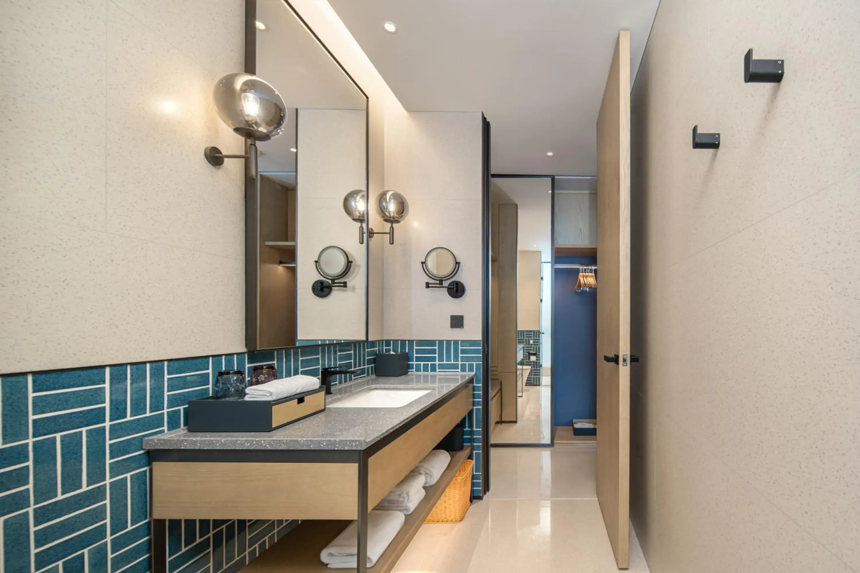 Selective King Room with City View in Four Points by Sheraton Guangzhou Bai’e Tan Selective King Room with City View in Four Points by Sheraton Guangzhou Bai’e Tan