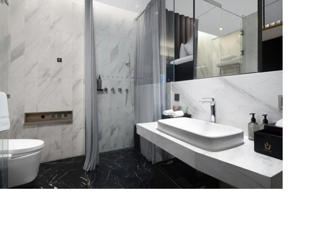 Toilet in Mercure Yangzhou East High-Speed Railway Station