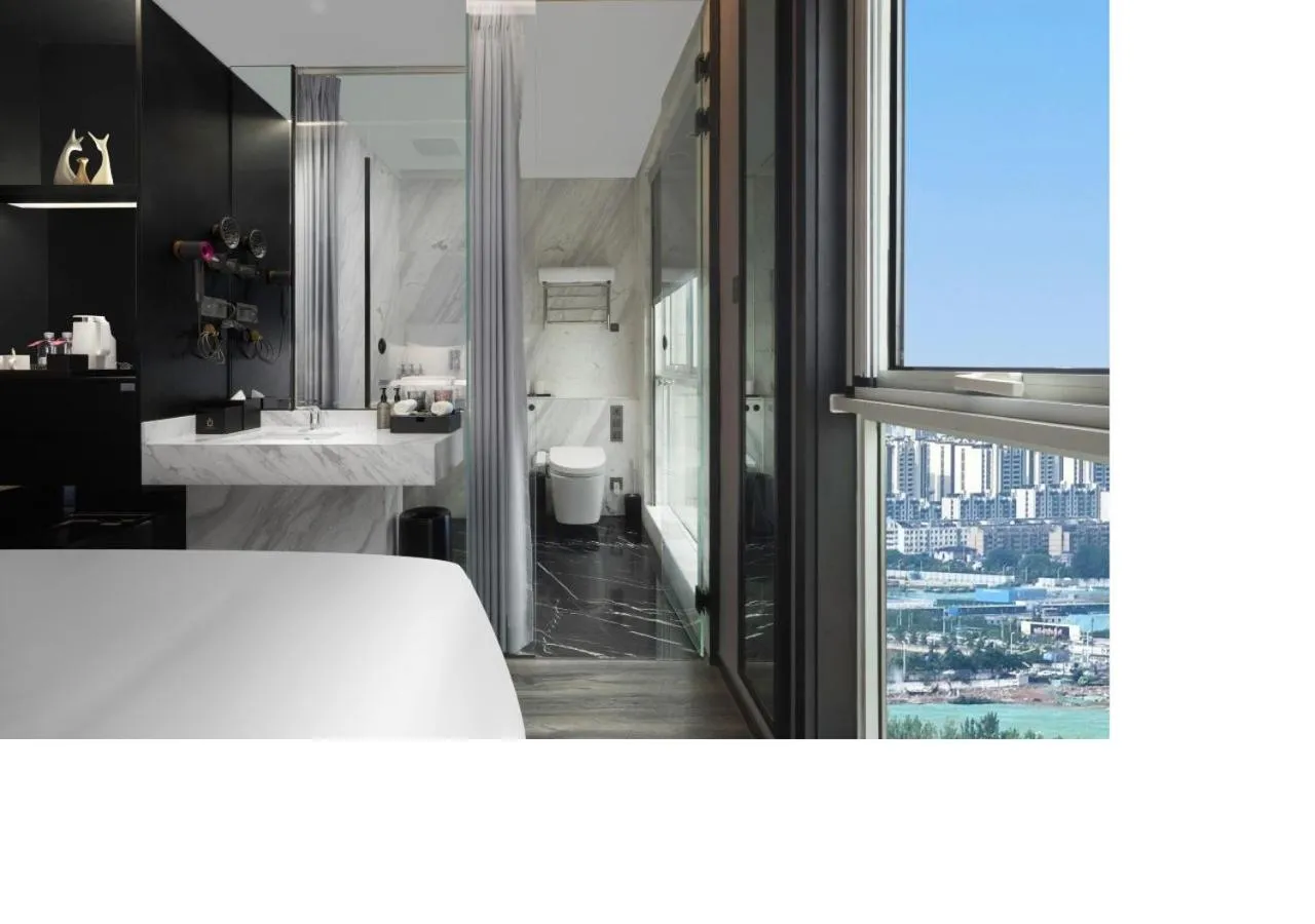 Toilet, Bed in Mercure Yangzhou East High-Speed Railway Station