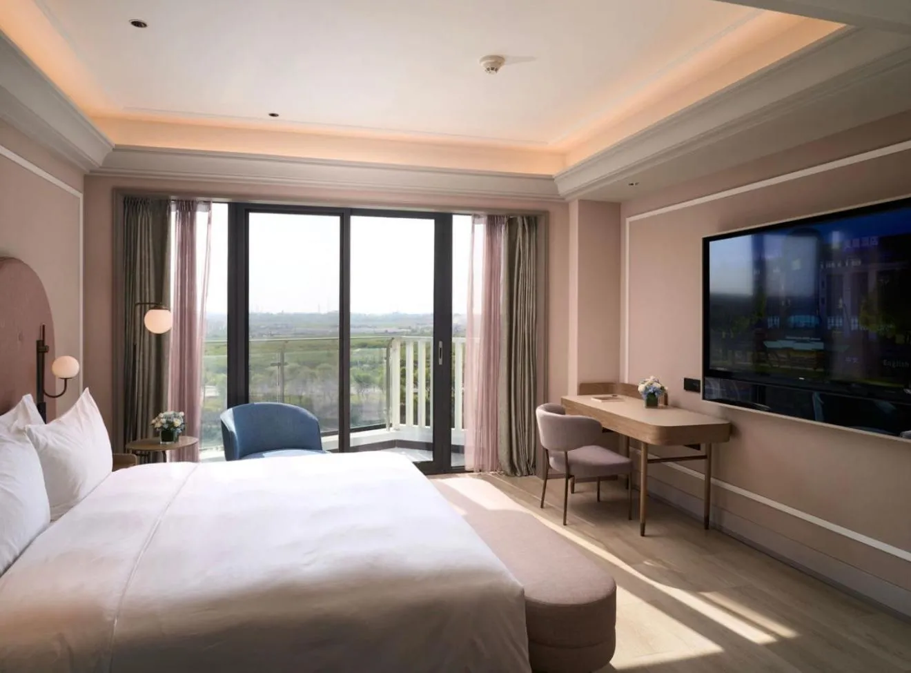 Bed in Mercure Shanghai Lingang Oriental Pearl
