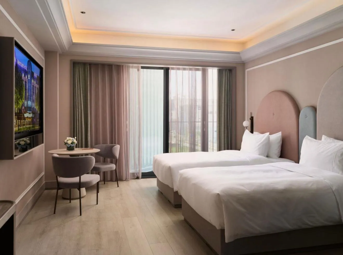 Bed in Mercure Shanghai Lingang Oriental Pearl