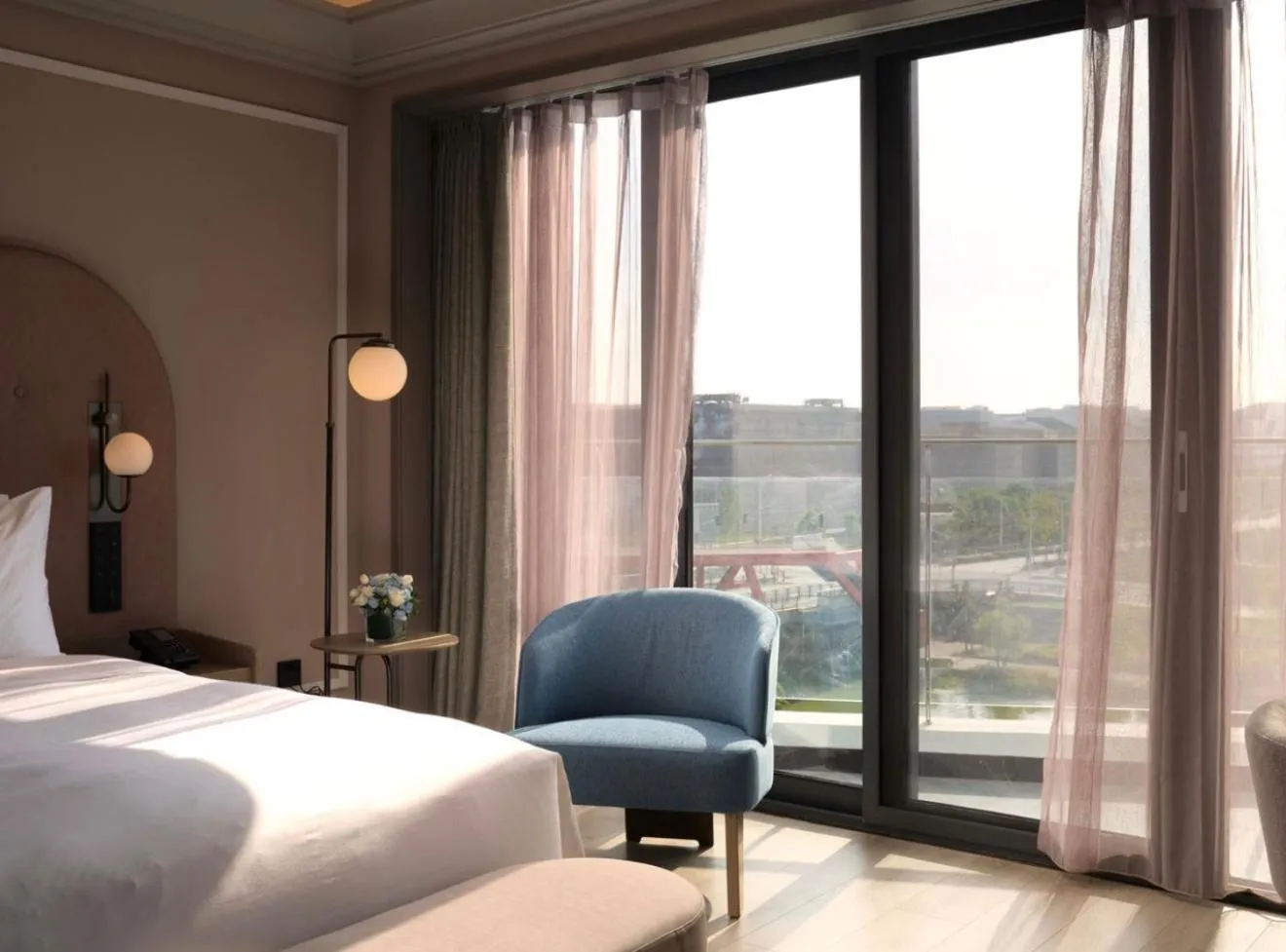 Bed in Mercure Shanghai Lingang Oriental Pearl