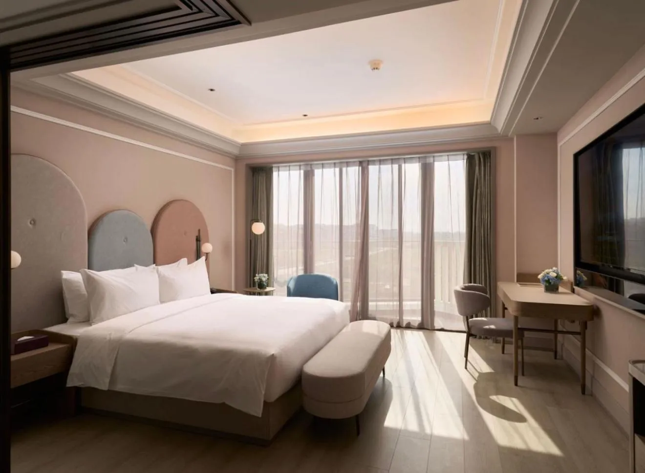 Bed in Mercure Shanghai Lingang Oriental Pearl