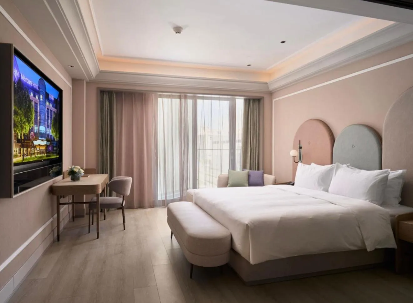 Bed in Mercure Shanghai Lingang Oriental Pearl
