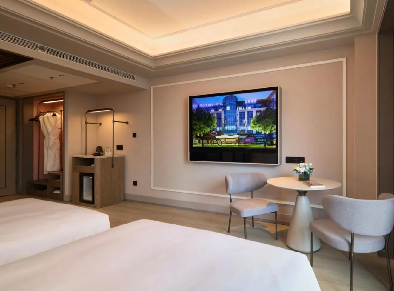 Bed in Mercure Shanghai Lingang Oriental Pearl