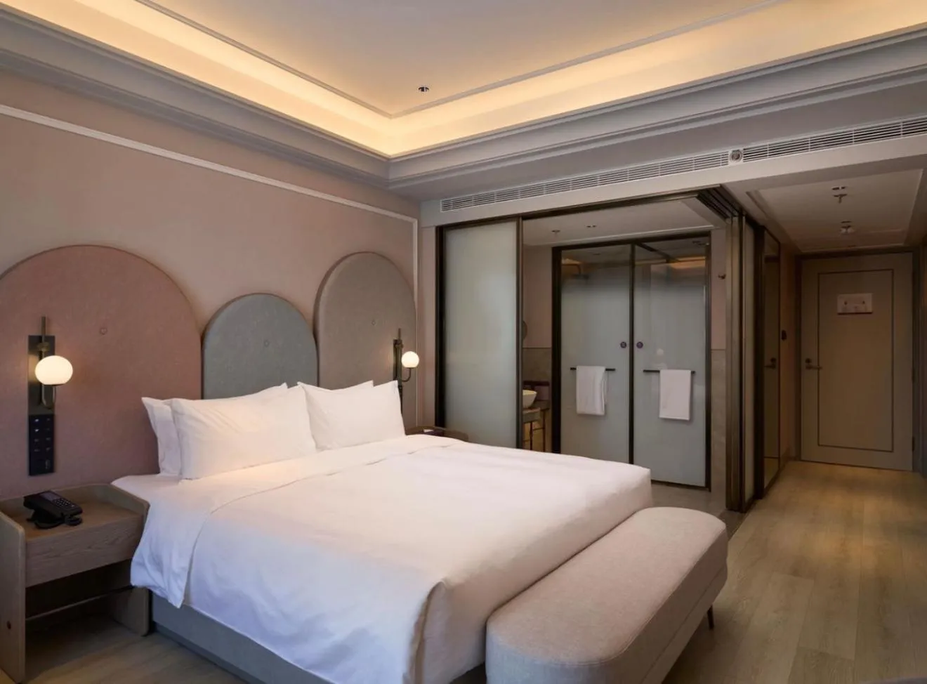 Bed in Mercure Shanghai Lingang Oriental Pearl