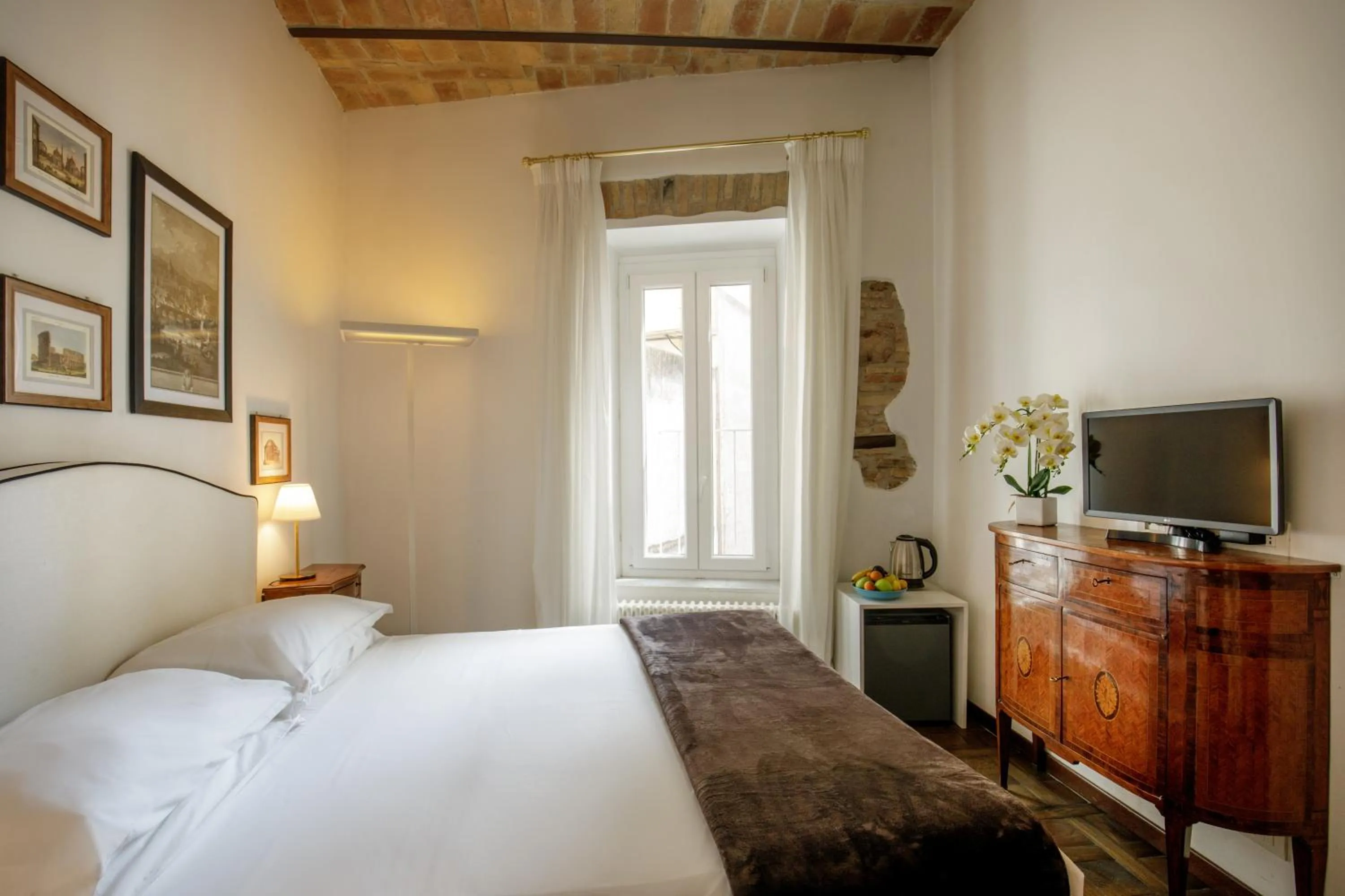 Bed in The Right Place 4U Navona Luxury Rooms