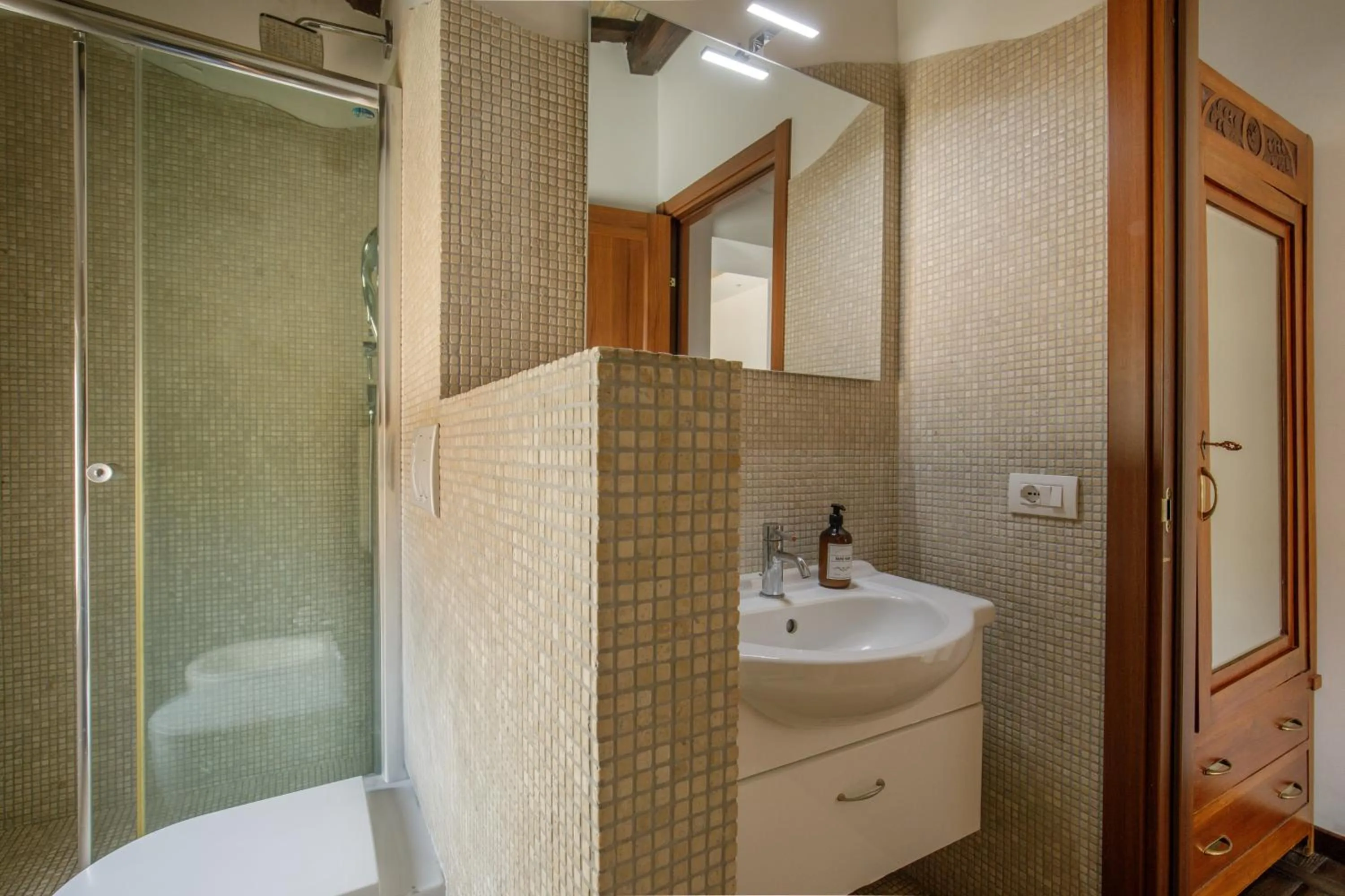 Shower in The Right Place 4U Navona Luxury Rooms