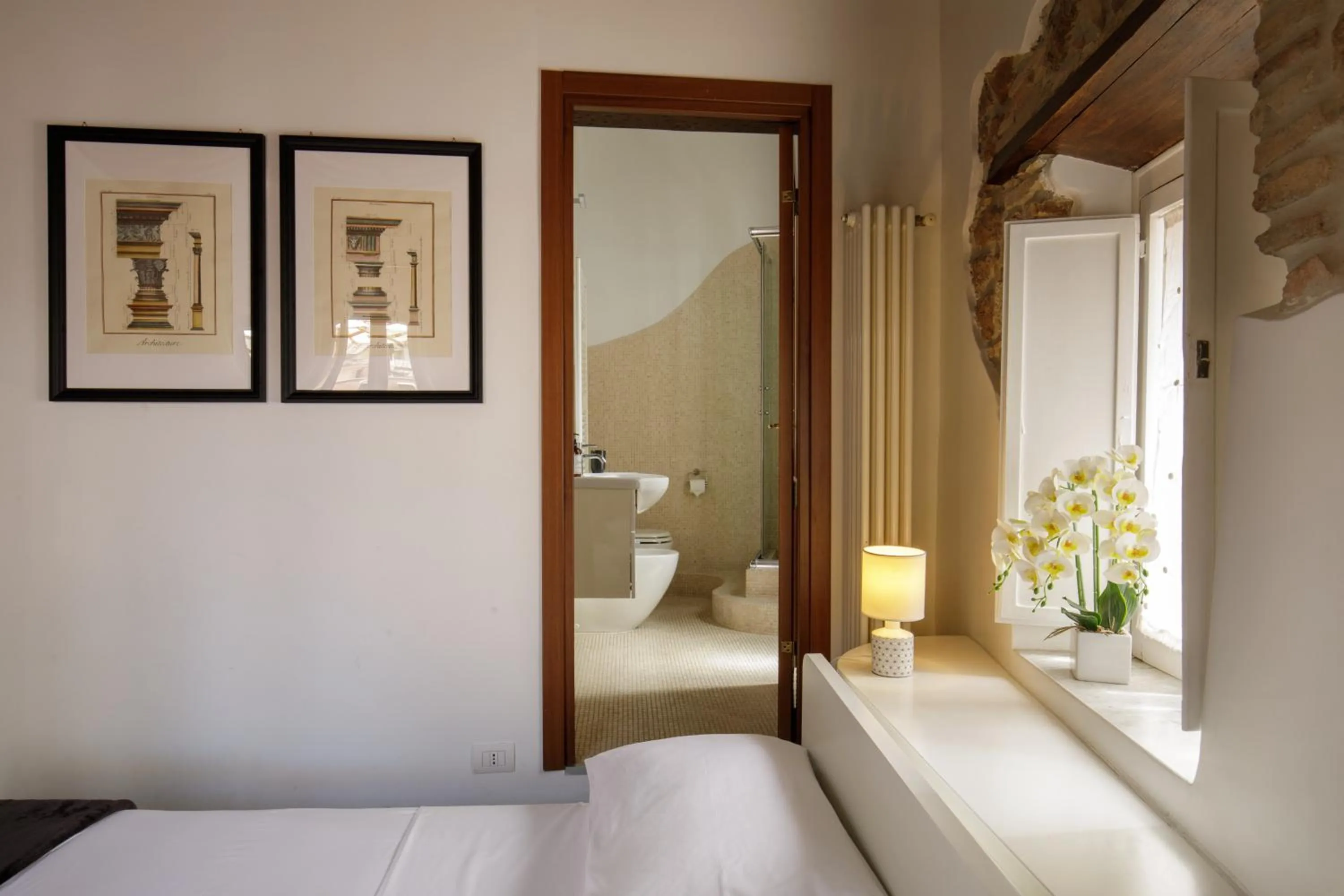 Shower, Bed in The Right Place 4U Navona Luxury Rooms