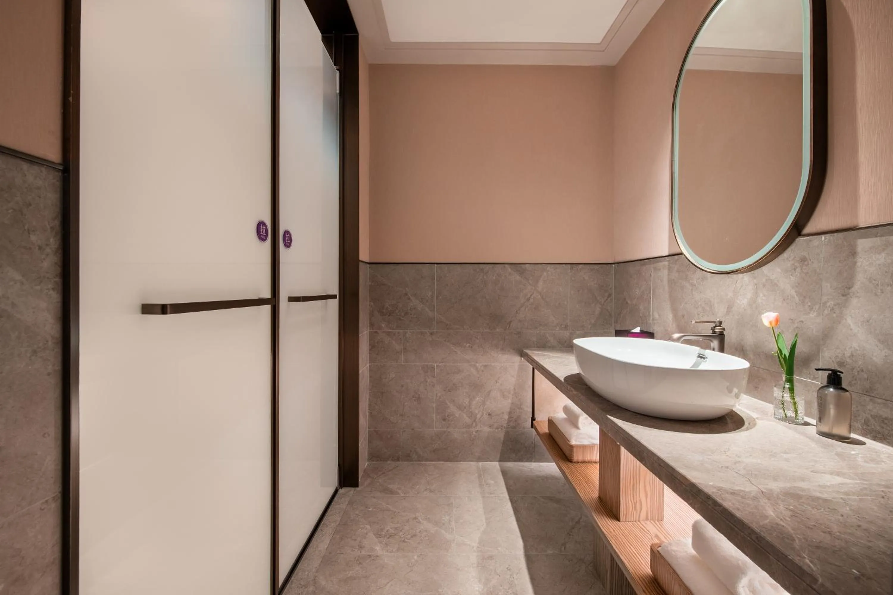 Executive King Suite in Mercure KunMing Airport