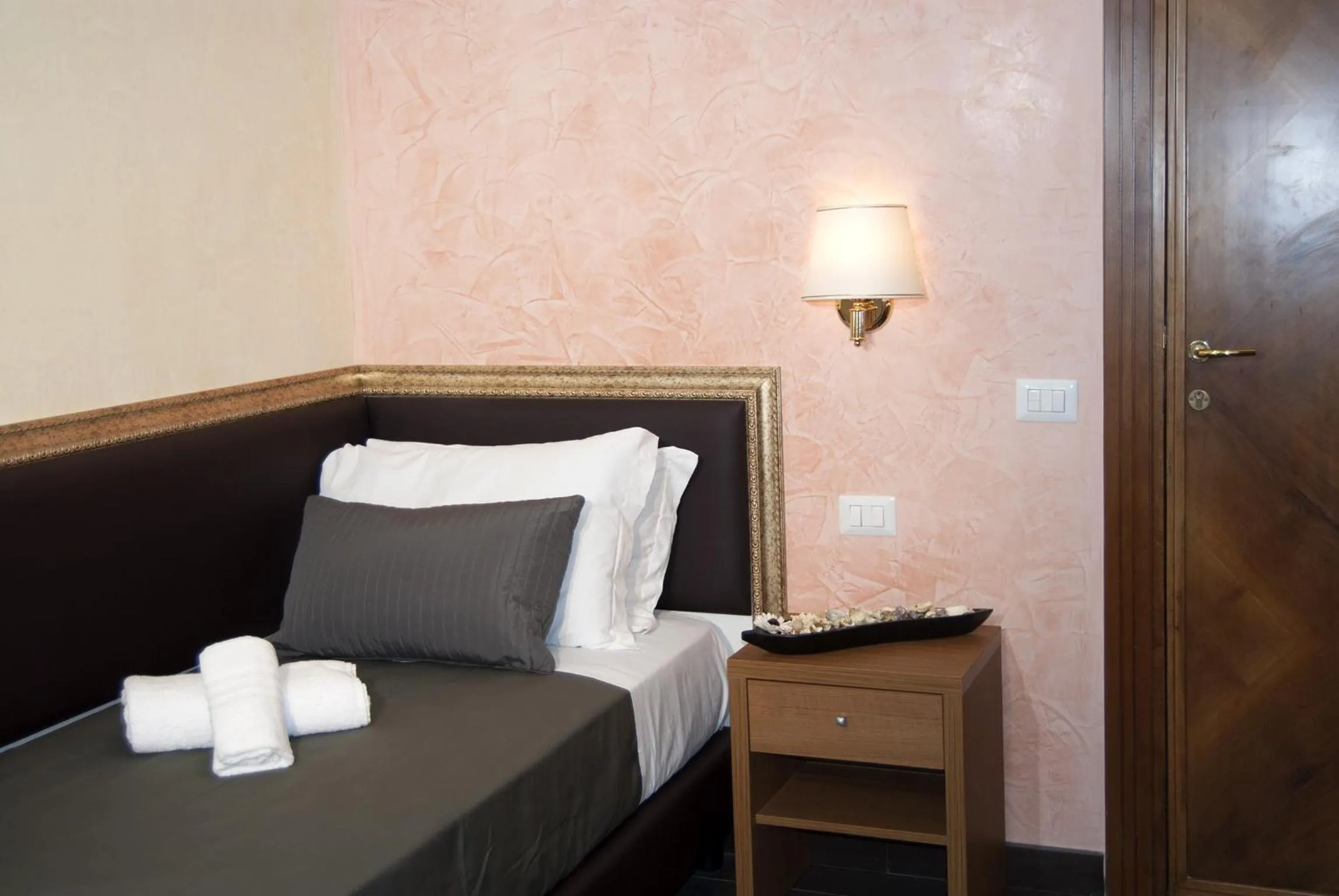 Bedroom, Bed in Guest's Heaven