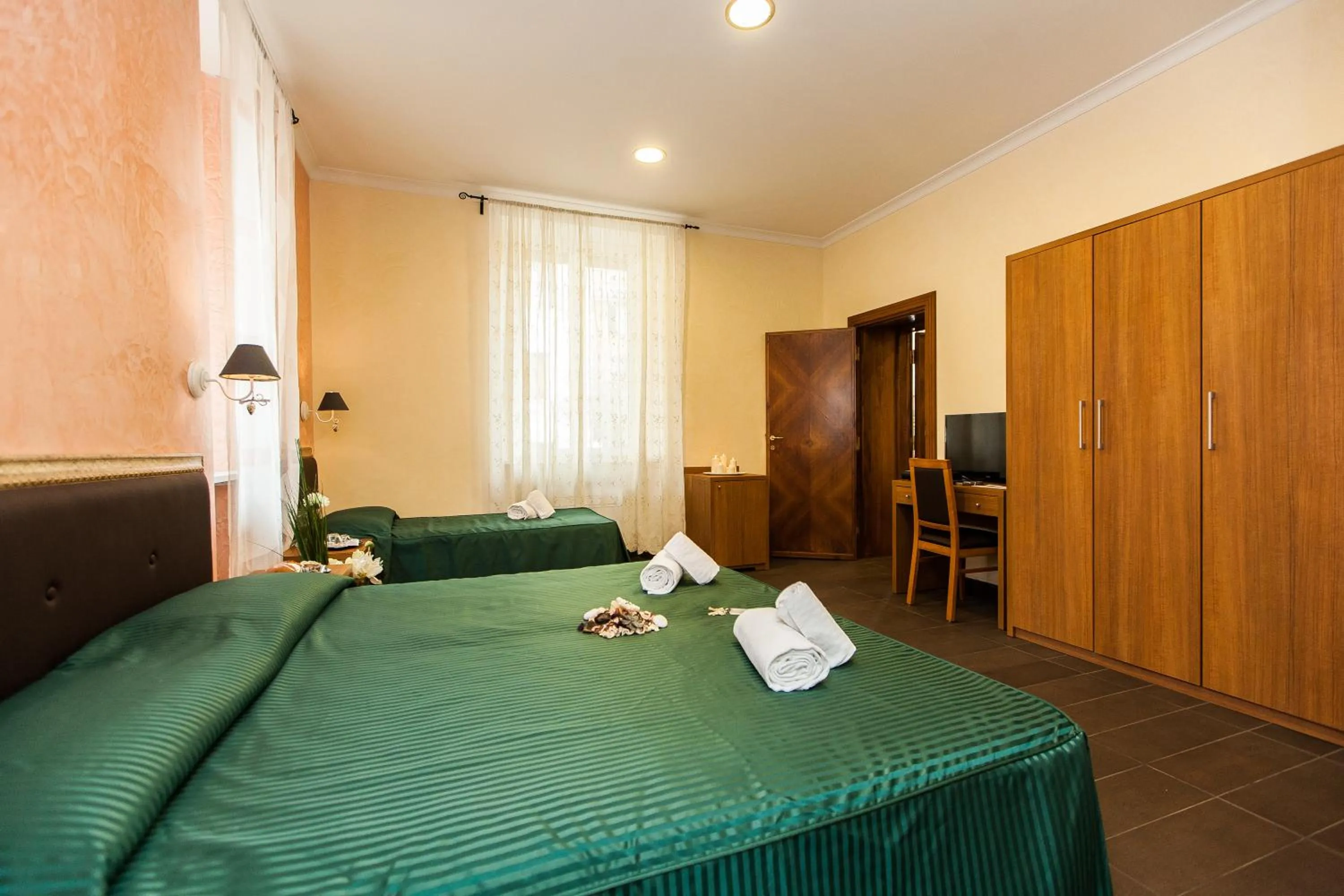 Bedroom, Bed in Guest's Heaven