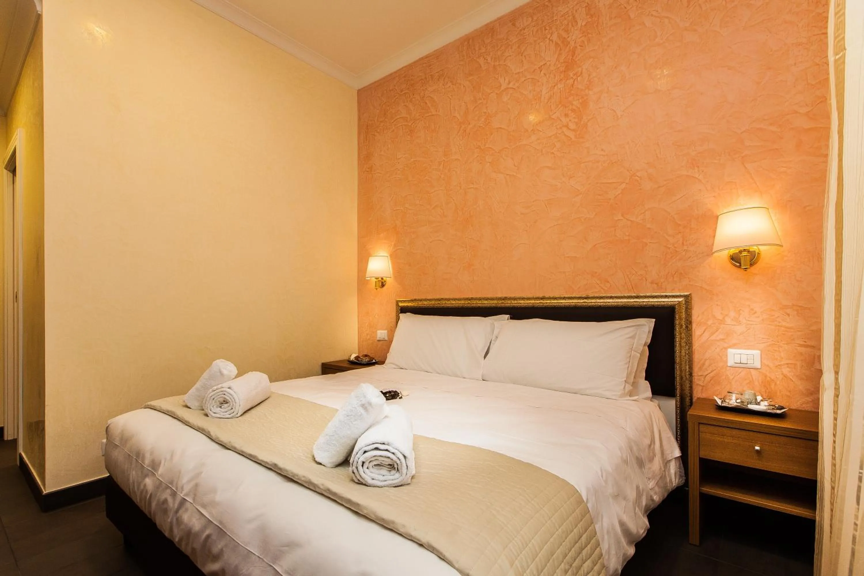 Photo of the whole room, Bed in Guest's Heaven