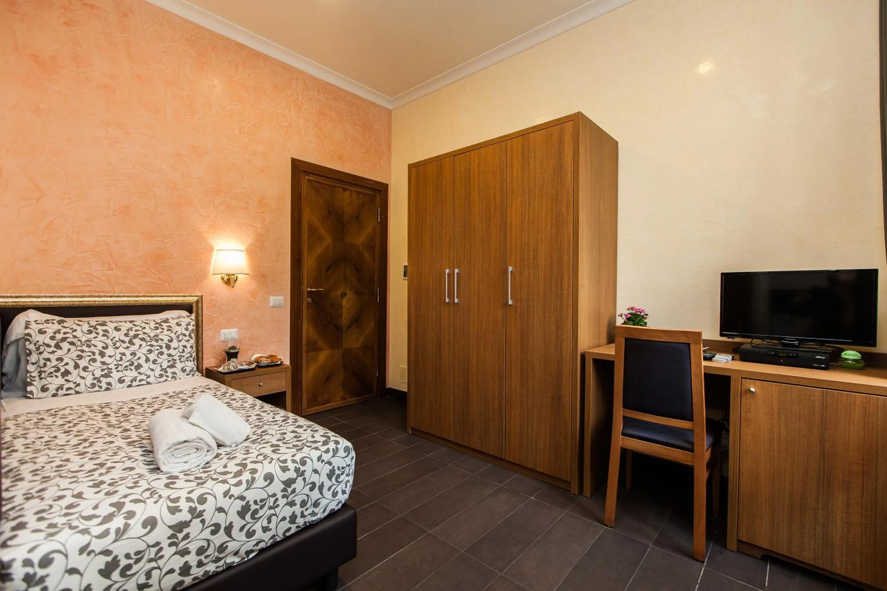 Photo of the whole room, Bed in Guest's Heaven