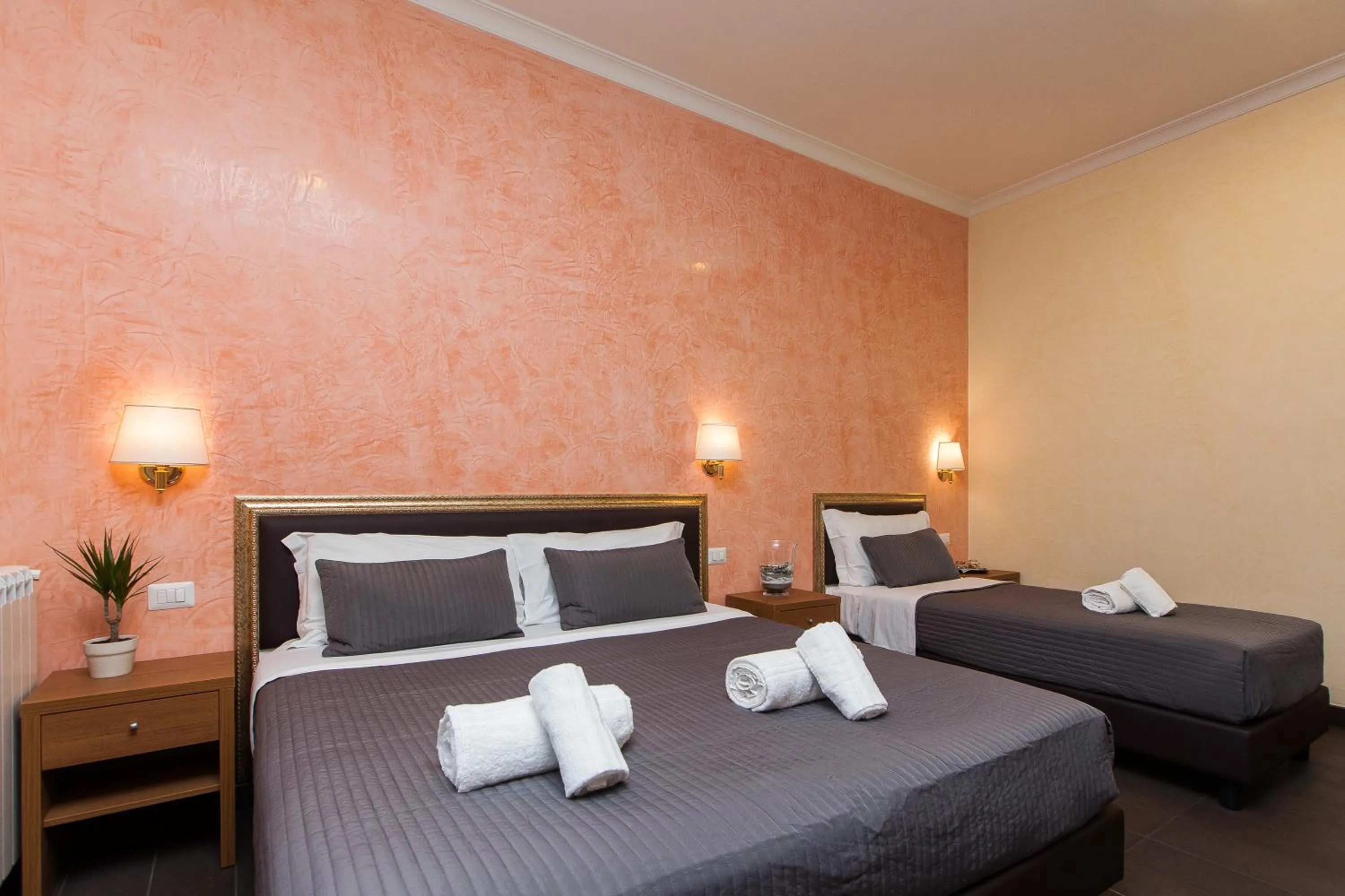 Bedroom, Bed in Guest's Heaven